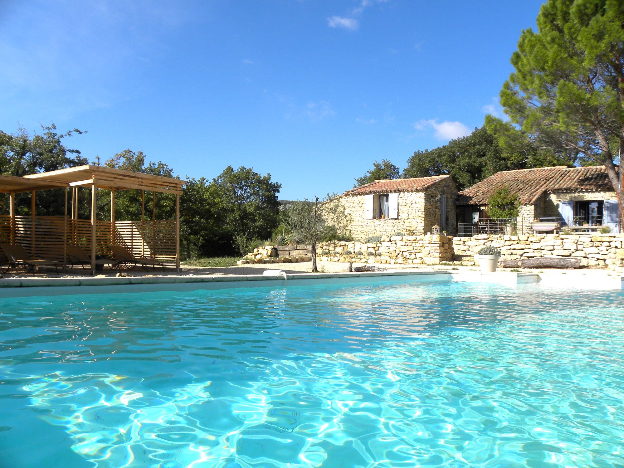 Belle propriété constituée de plusieurs bâtiments et d'une piscine