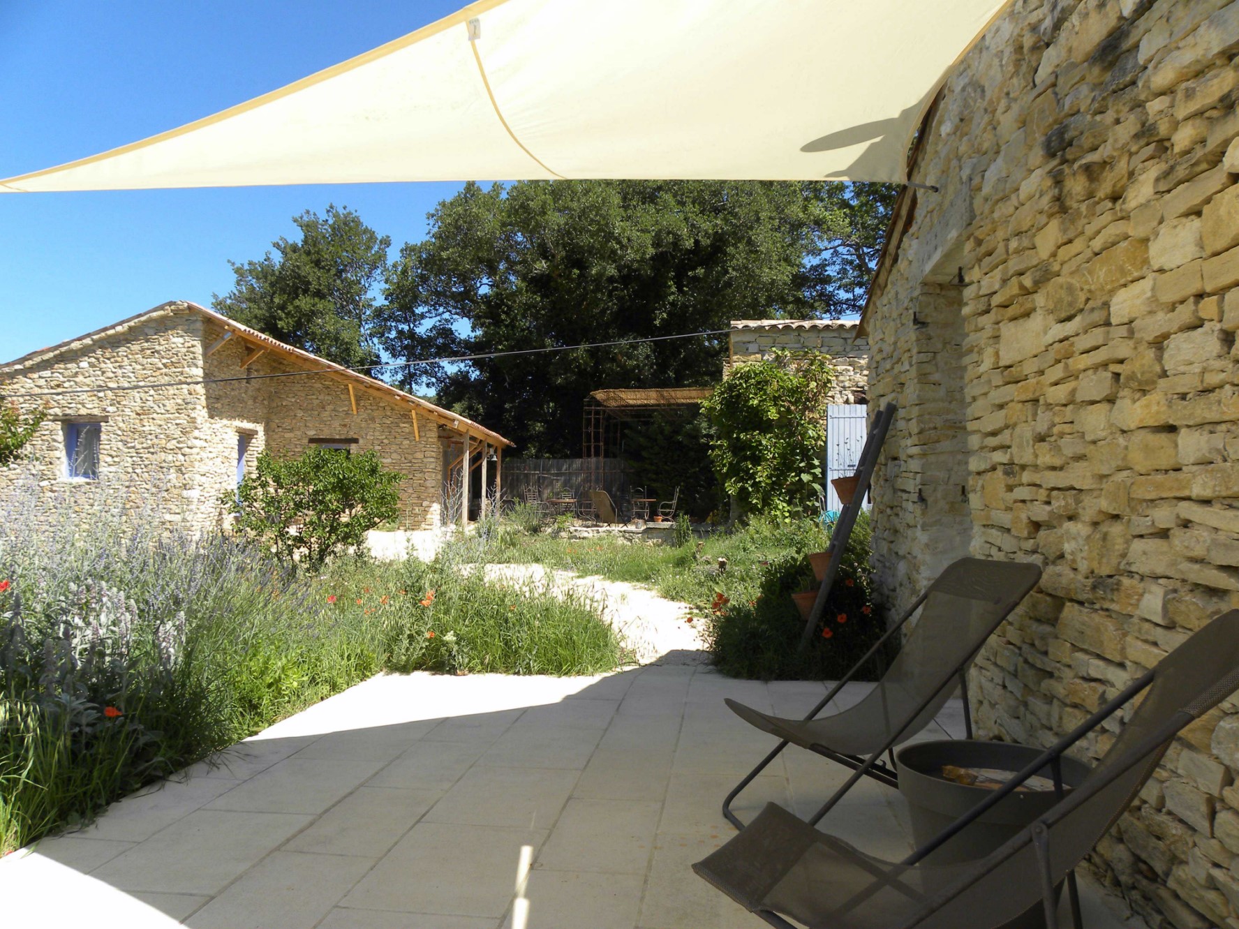 A vendre en Luberon, maison d'hôtes en pierres avec piscine et annexes   