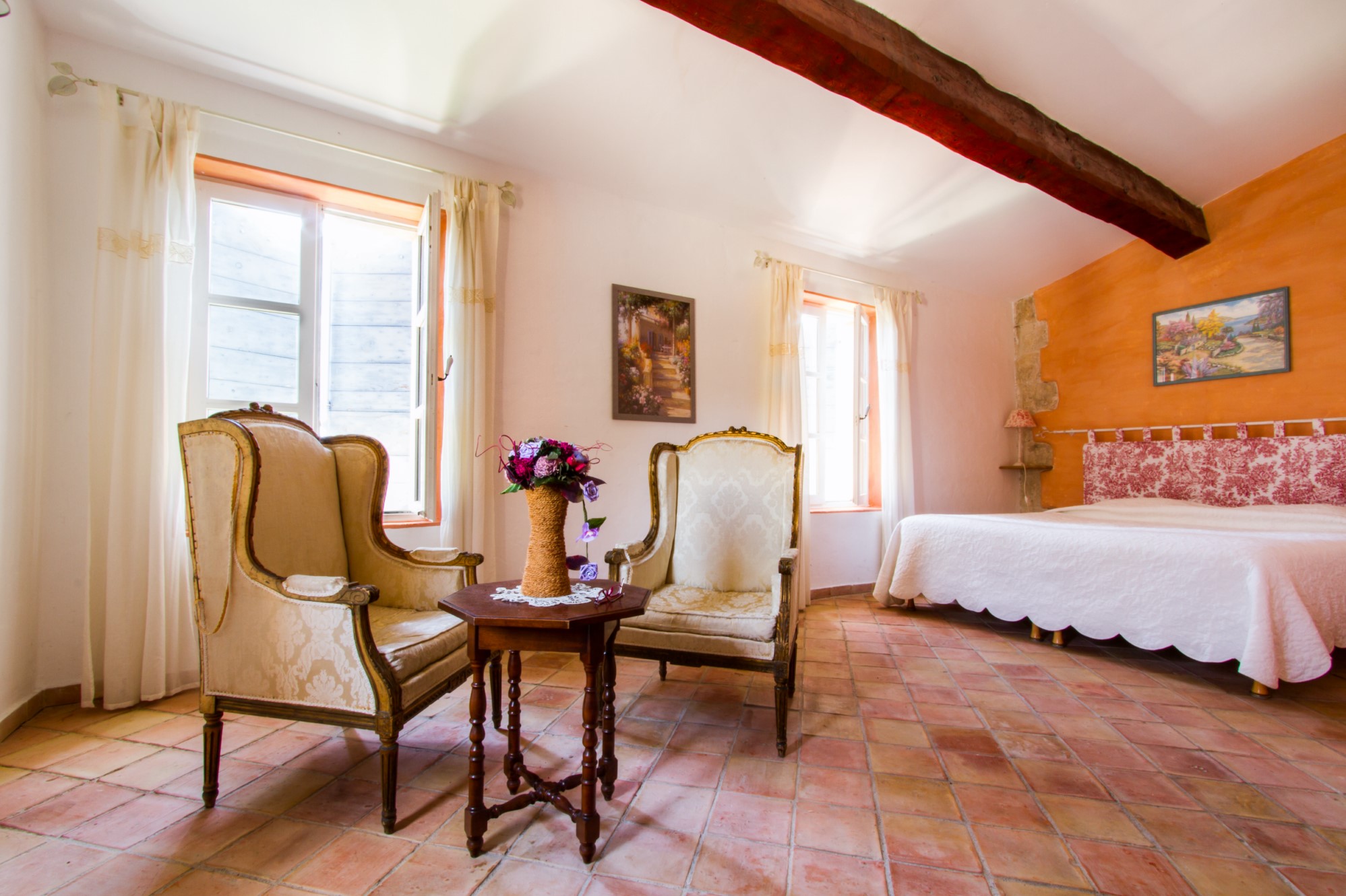 Luberon Sud,  bastide ancienne à vendre avec dépendances et piscine 