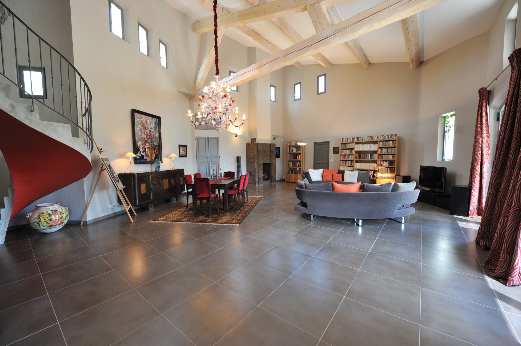 A vendre,  en Luberon, superbe propriété contemporaine sur environ 2 hectares face au Luberon 