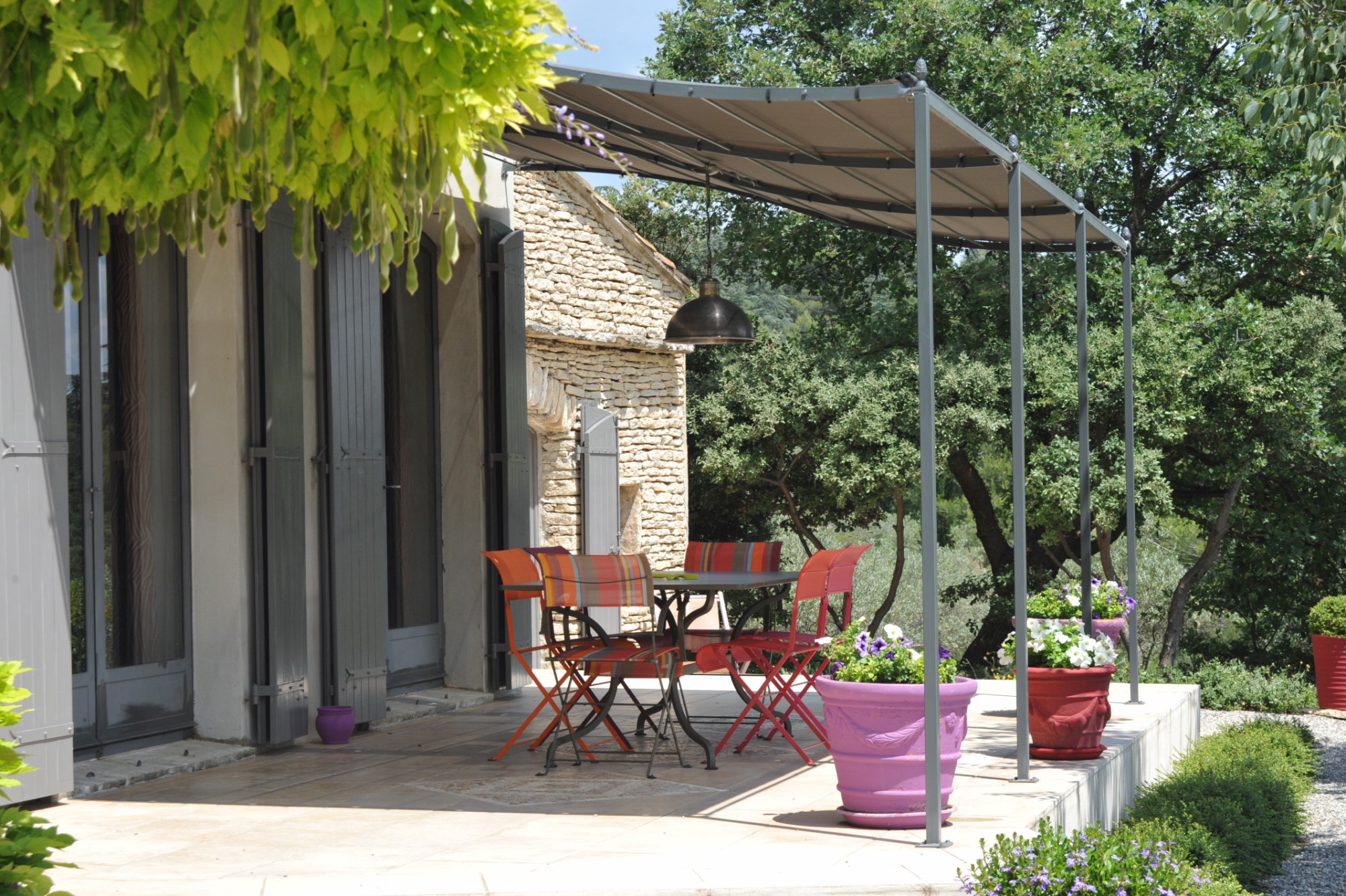 A vendre,  en Luberon, superbe propriété contemporaine sur environ 2 hectares face au Luberon 