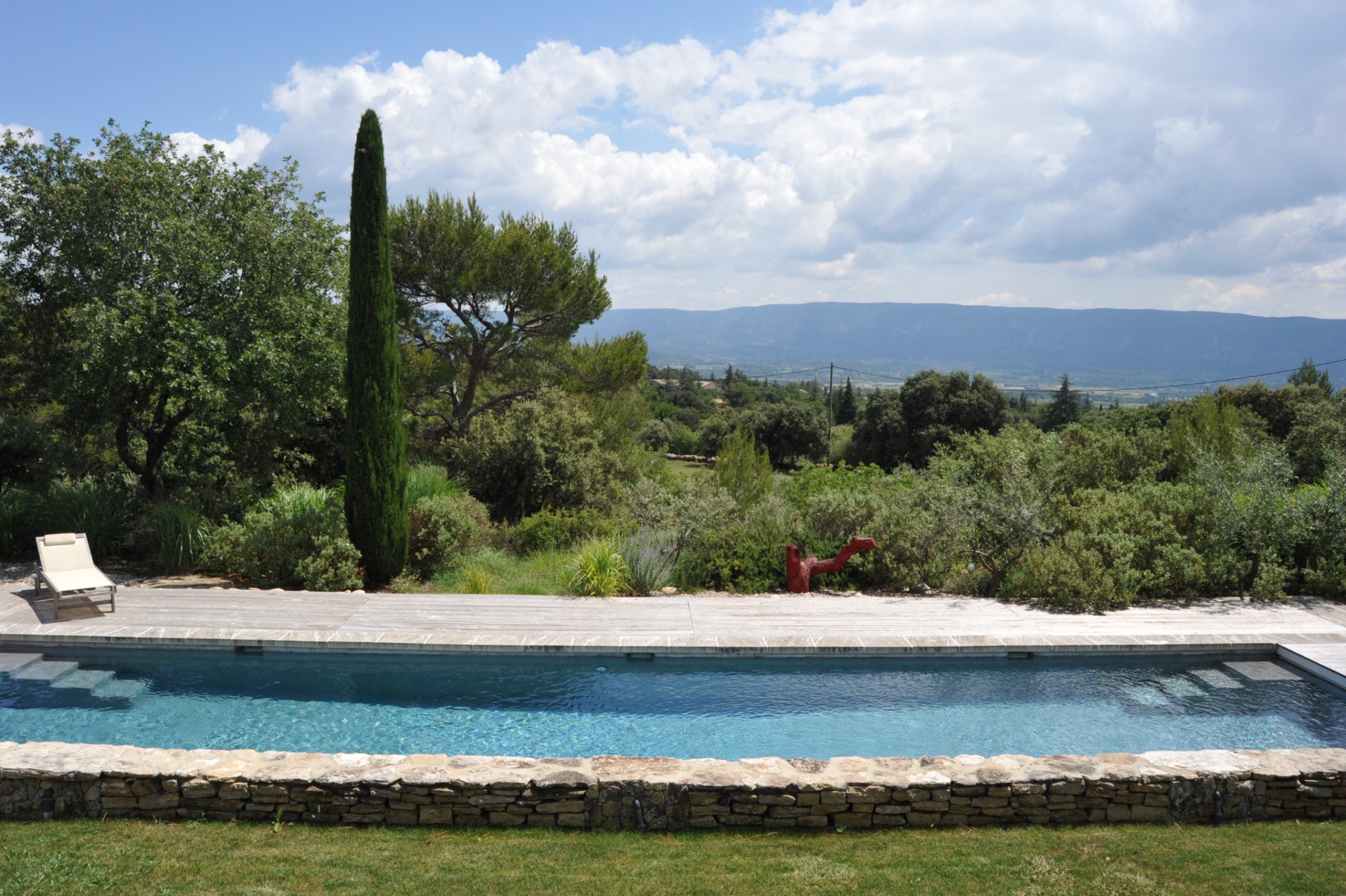 A vendre,  en Luberon, superbe propriété contemporaine sur environ 2 hectares face au Luberon 