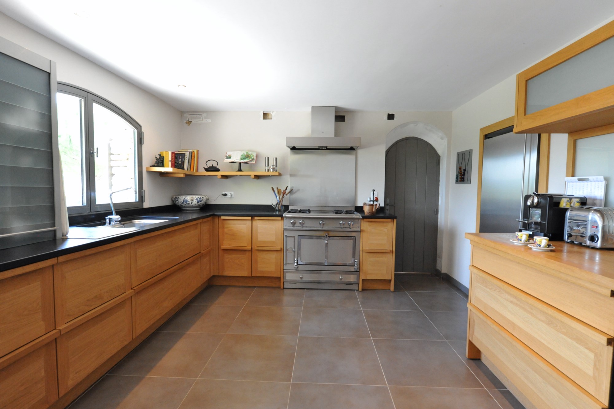 A vendre,  en Luberon, superbe propriété contemporaine sur environ 2 hectares face au Luberon 