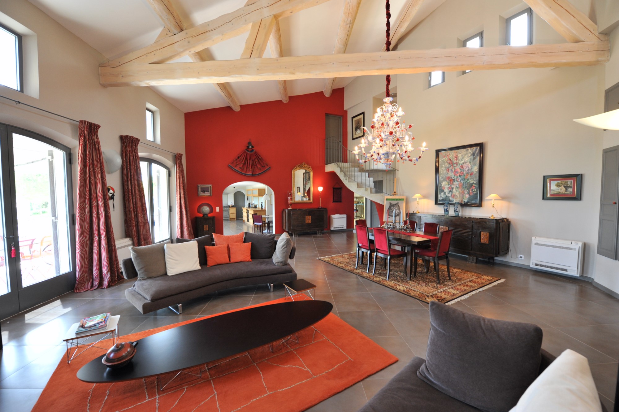 A vendre,  en Luberon, superbe propriété contemporaine sur environ 2 hectares face au Luberon 