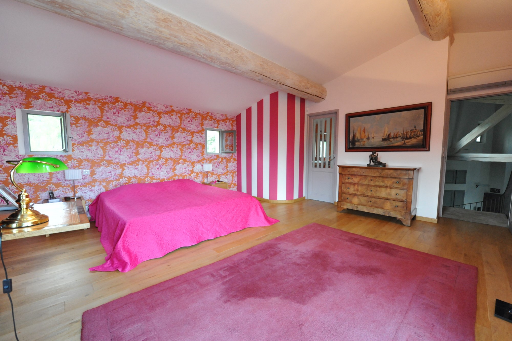 A vendre,  en Luberon, superbe propriété contemporaine sur environ 2 hectares face au Luberon 