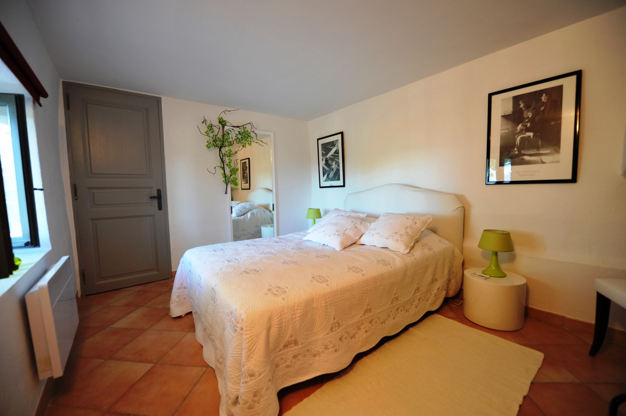 A vendre,  en Luberon, superbe propriété contemporaine sur environ 2 hectares face au Luberon 