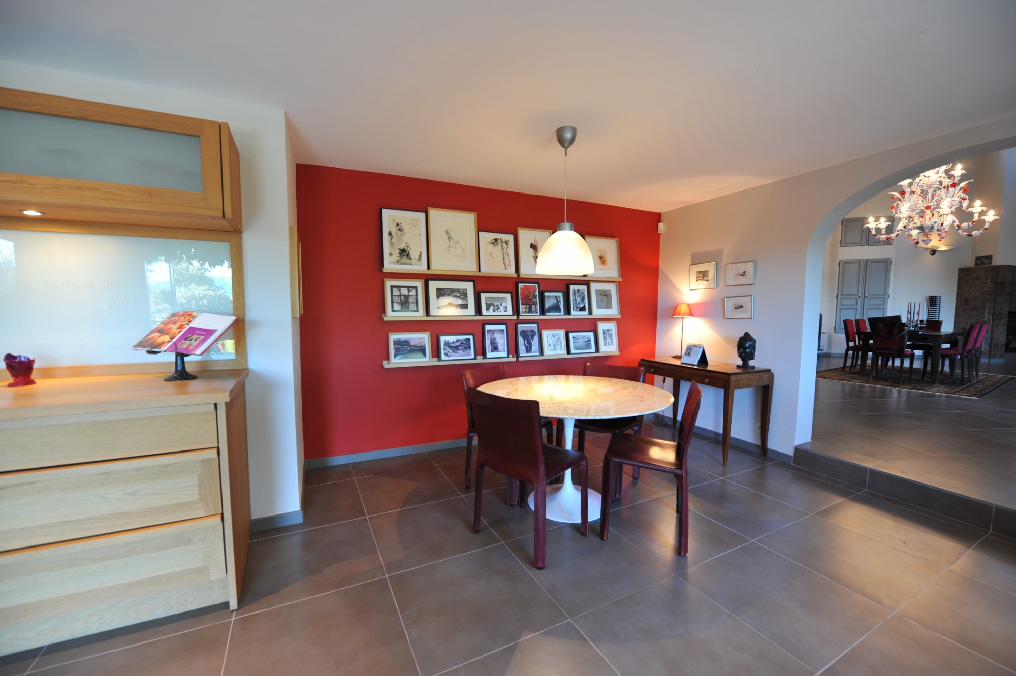 A vendre,  en Luberon, superbe propriété contemporaine sur environ 2 hectares face au Luberon 