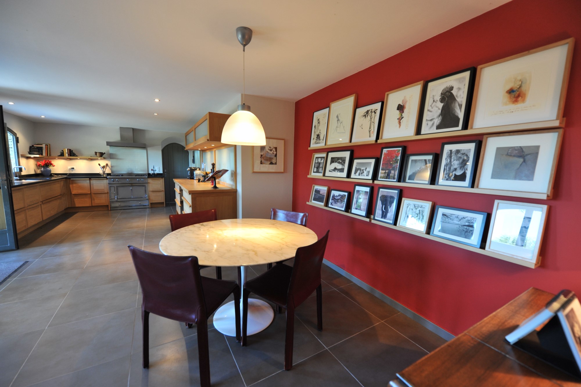 A vendre,  en Luberon, superbe propriété contemporaine sur environ 2 hectares face au Luberon 
