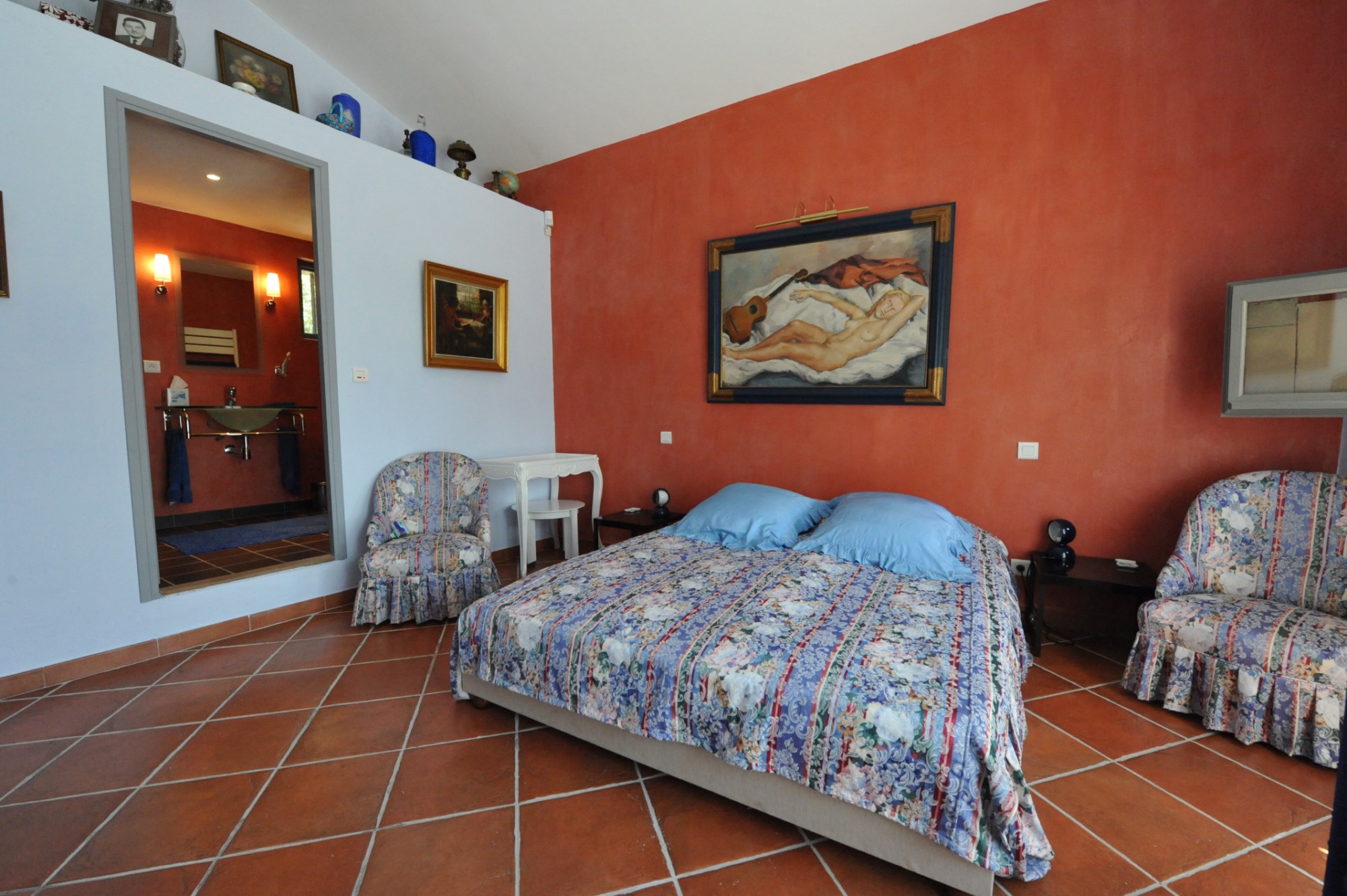 A vendre,  en Luberon, superbe propriété contemporaine sur environ 2 hectares face au Luberon 