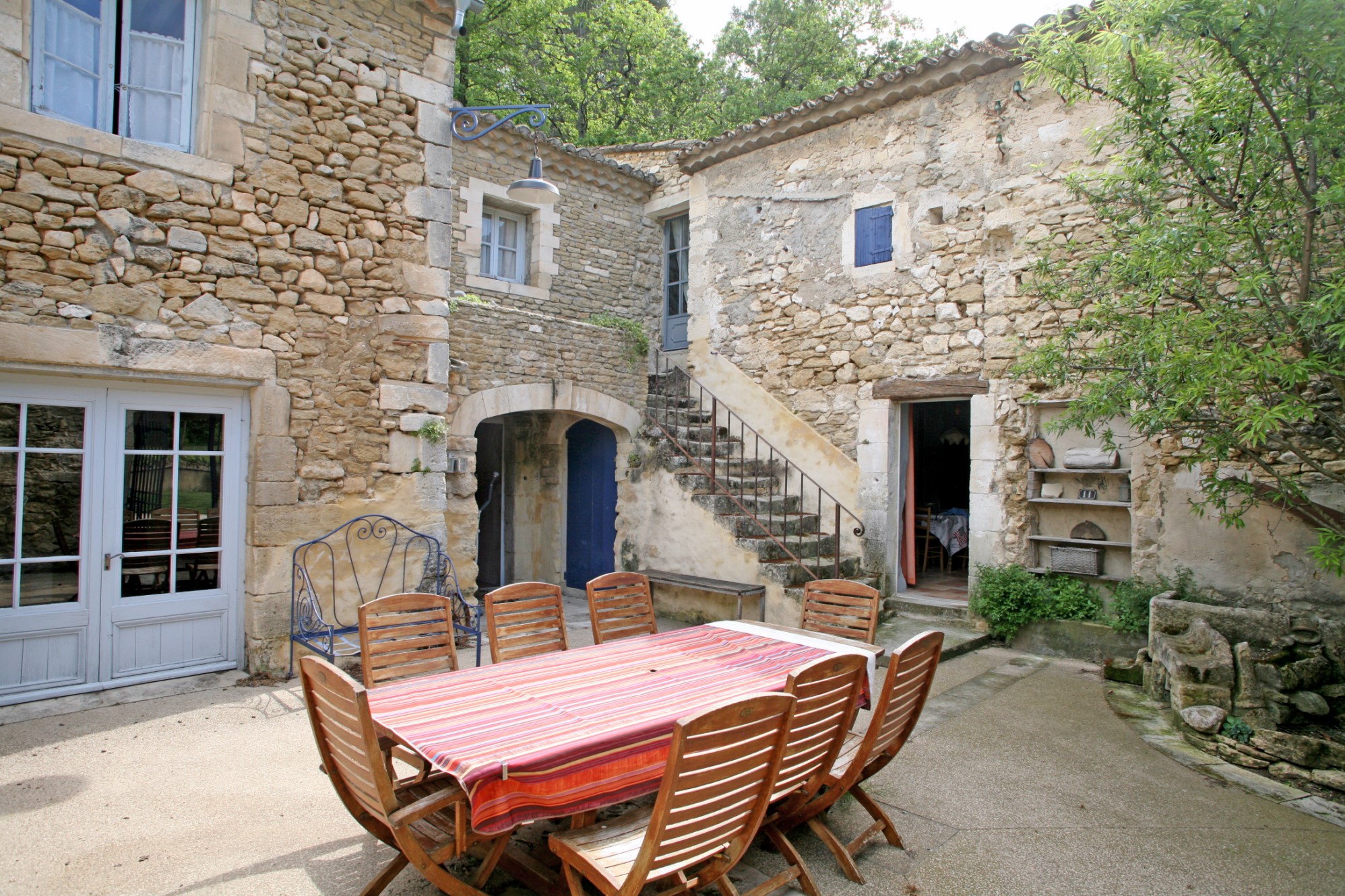 A vendre, au cœur du Triangle d'or du Luberon, authentique mas provençal restauré avec piscine et annexe.