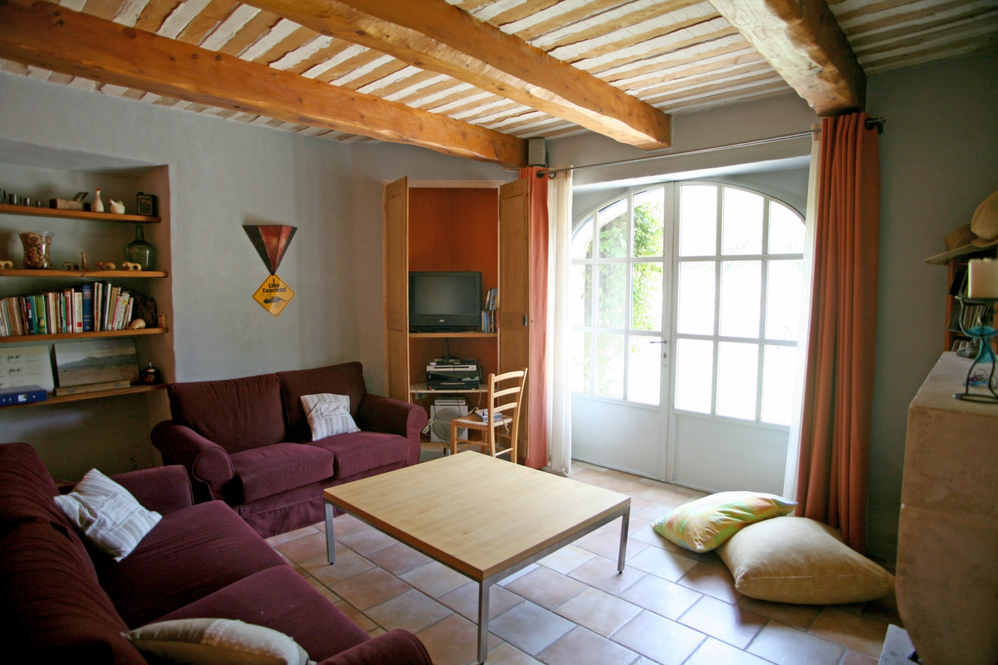 A vendre, au cœur du Triangle d'or du Luberon, authentique mas provençal restauré avec piscine et annexe.