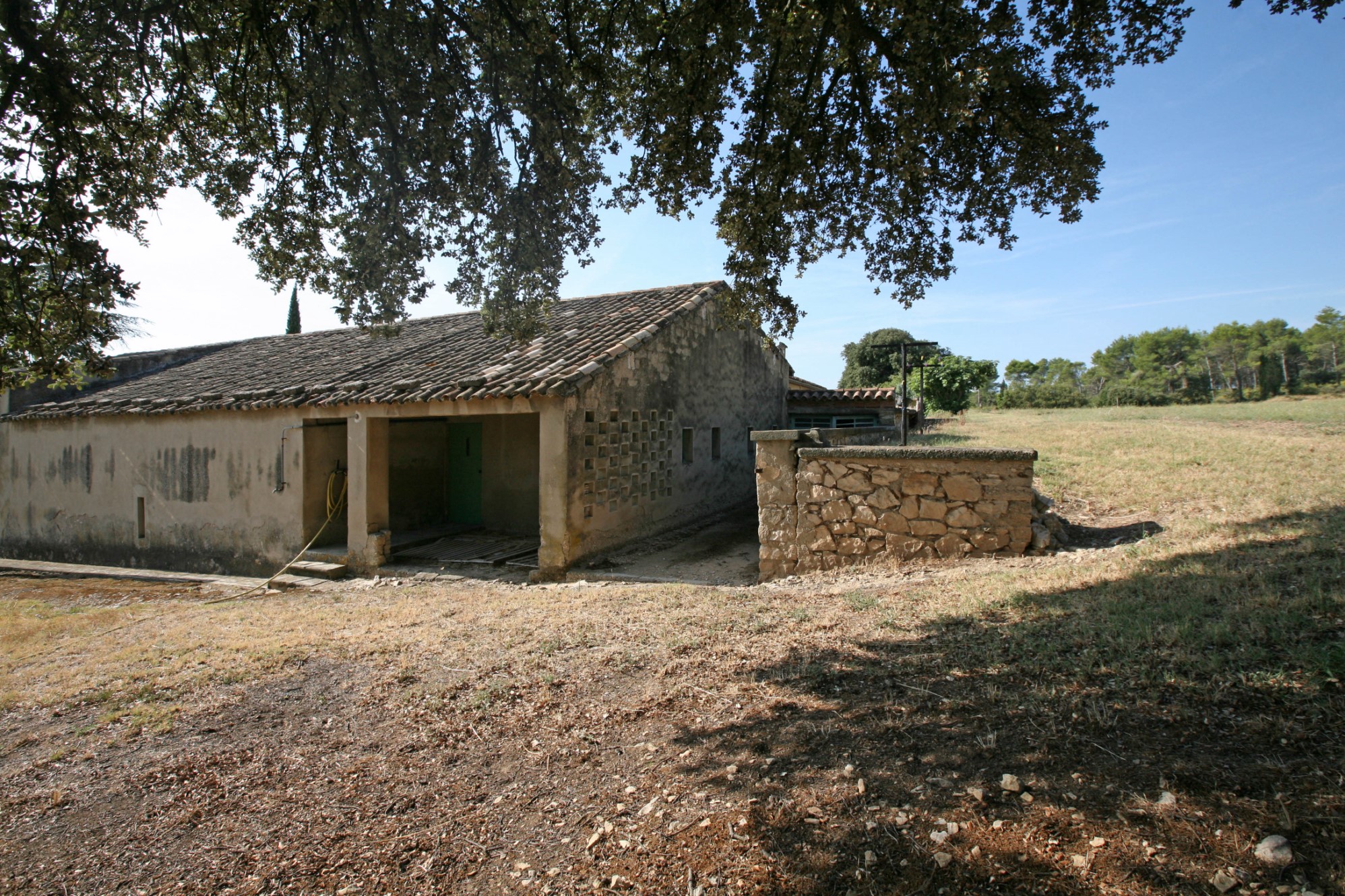 A vendre entre Alpilles et Luberon,   domaine de 7,38 hectares avec plus de 600 m² de bâti