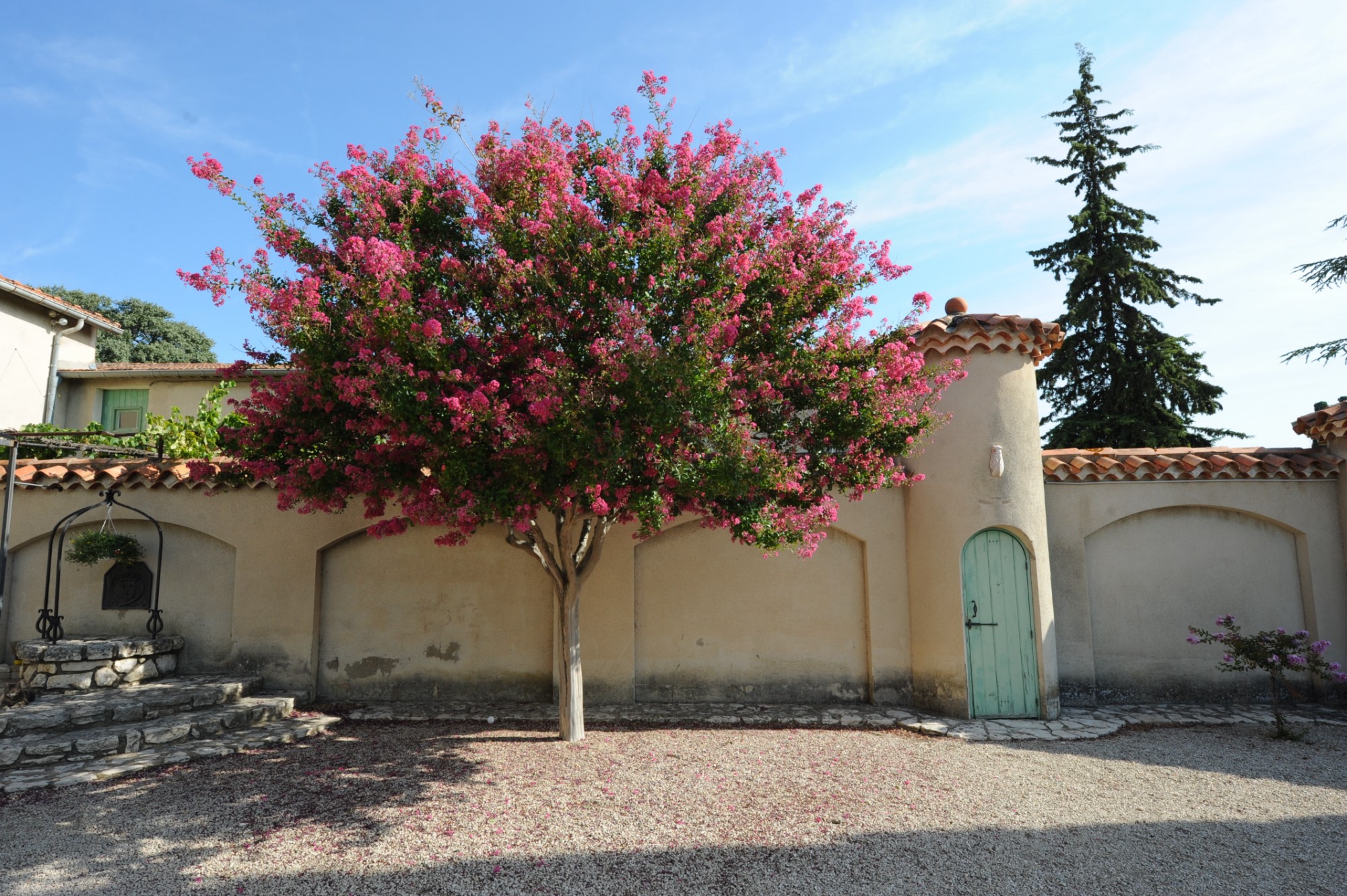 A vendre entre Alpilles et Luberon,   domaine de 7,38 hectares avec plus de 600 m² de bâti