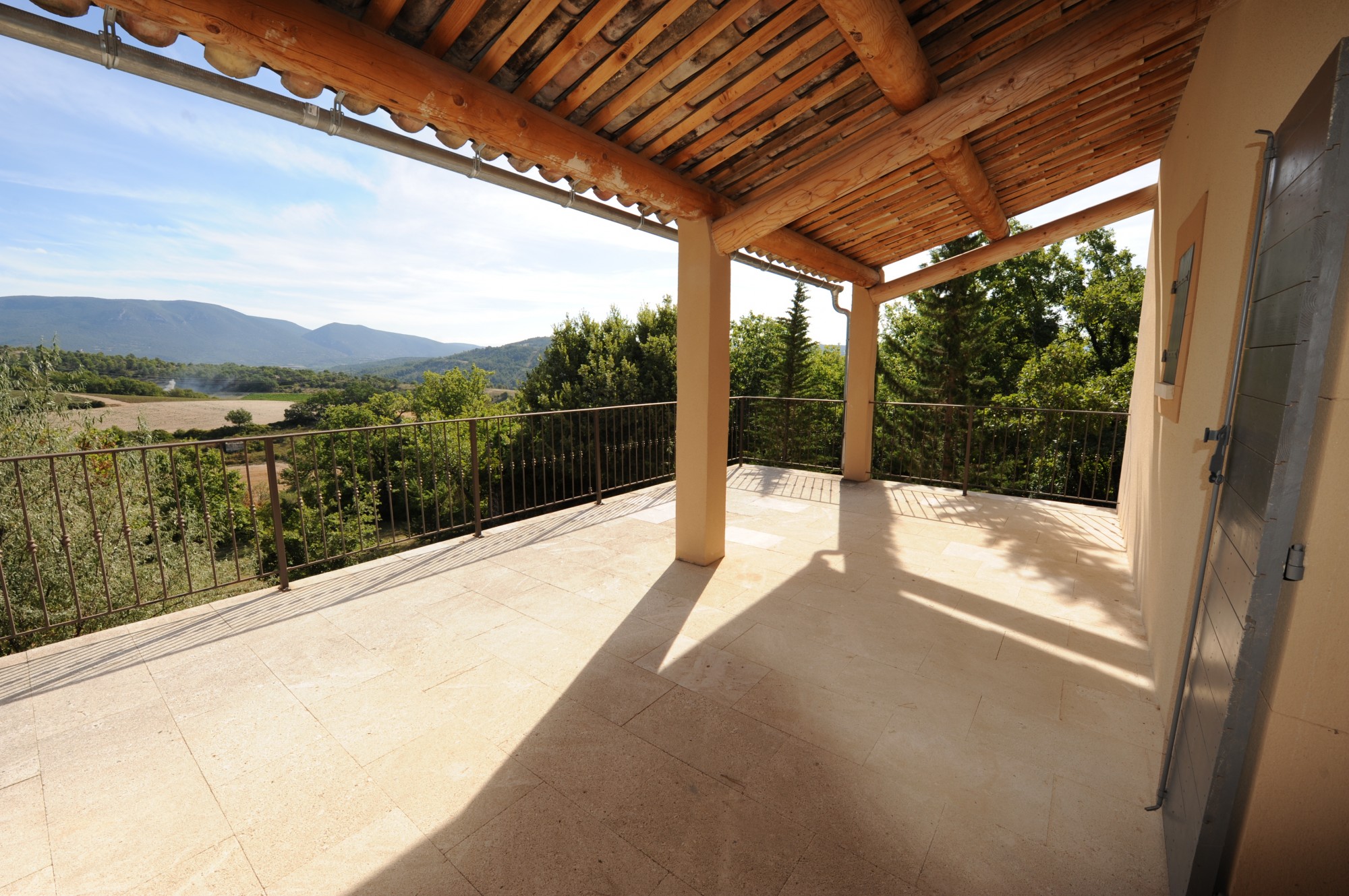 Maison traditionnelle de plain pied avec vue à vendre en Provence