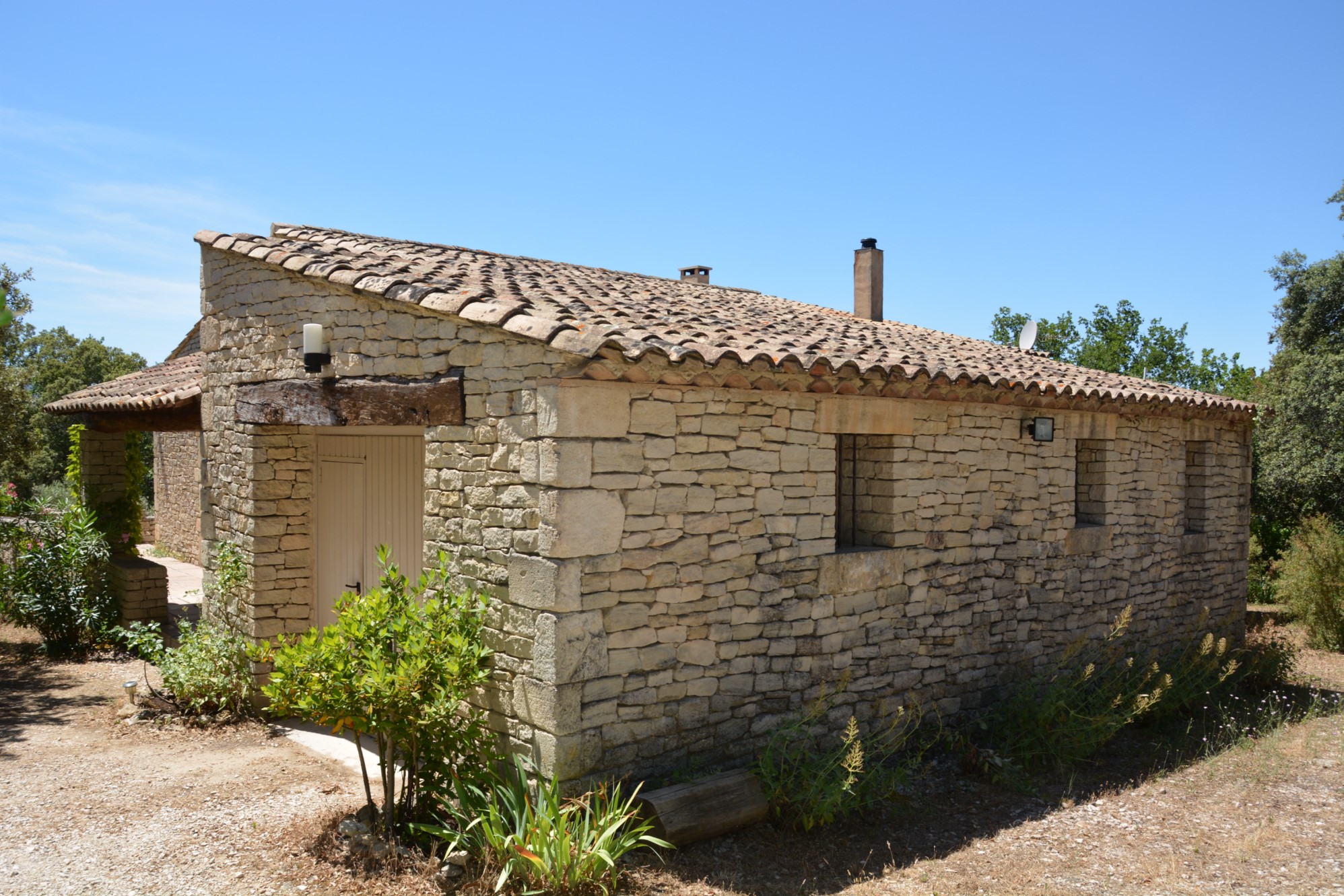 Secteur Gordes, maison en pierres à vendre dans un bel environnement   