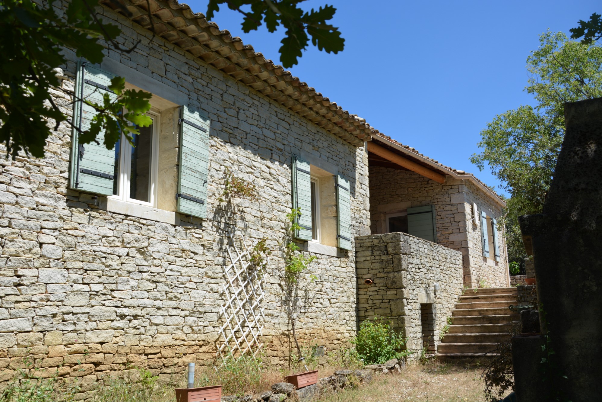 Secteur Gordes, maison en pierres à vendre dans un bel environnement   