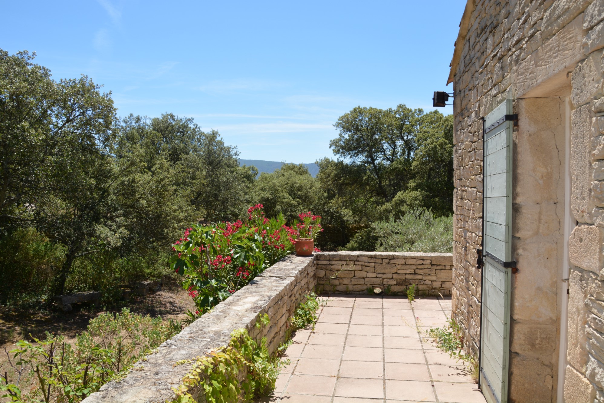 Secteur Gordes, maison en pierres à vendre dans un bel environnement   