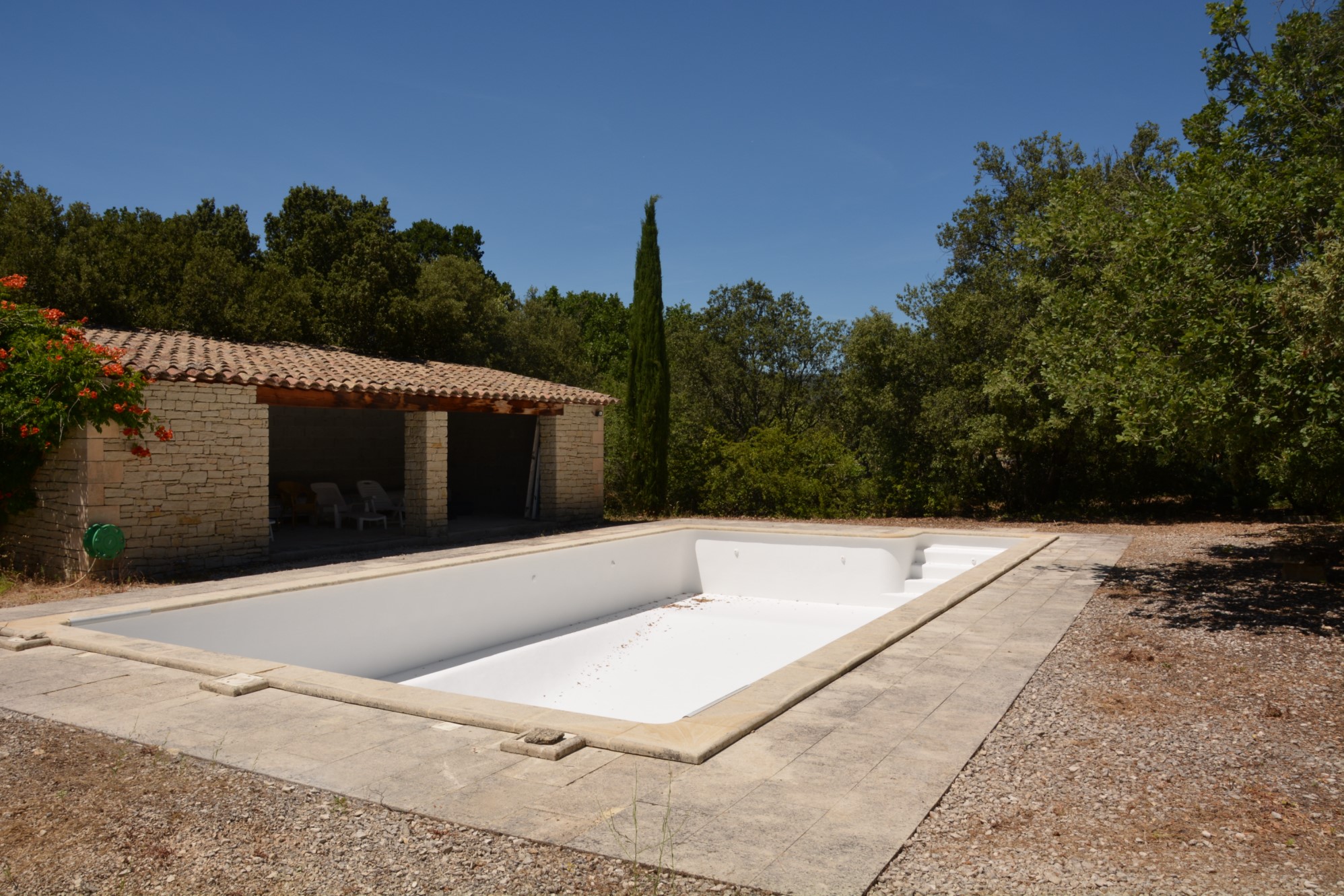 Secteur Gordes, maison en pierres à vendre dans un bel environnement   