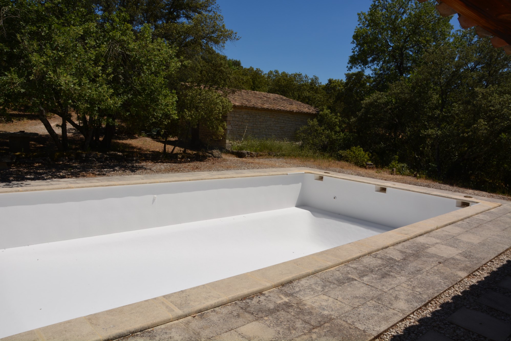 Secteur Gordes, maison en pierres à vendre dans un bel environnement   