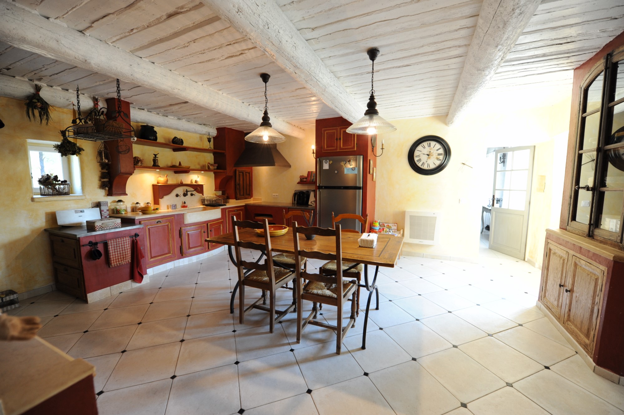 Aux portes du Luberon, partie de mas sur grand terrain à vendre    