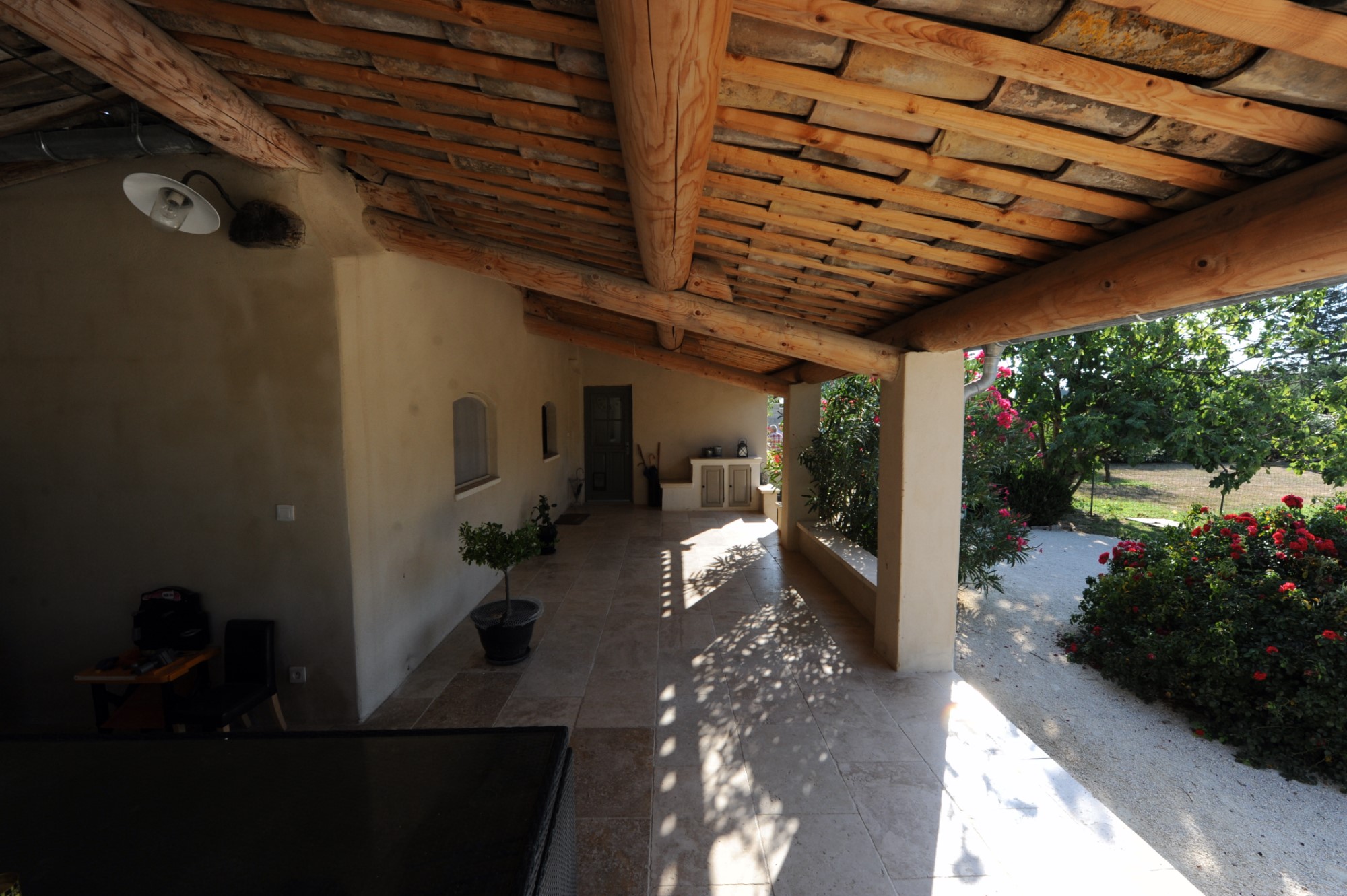 Aux portes du Luberon, partie de mas sur grand terrain à vendre    