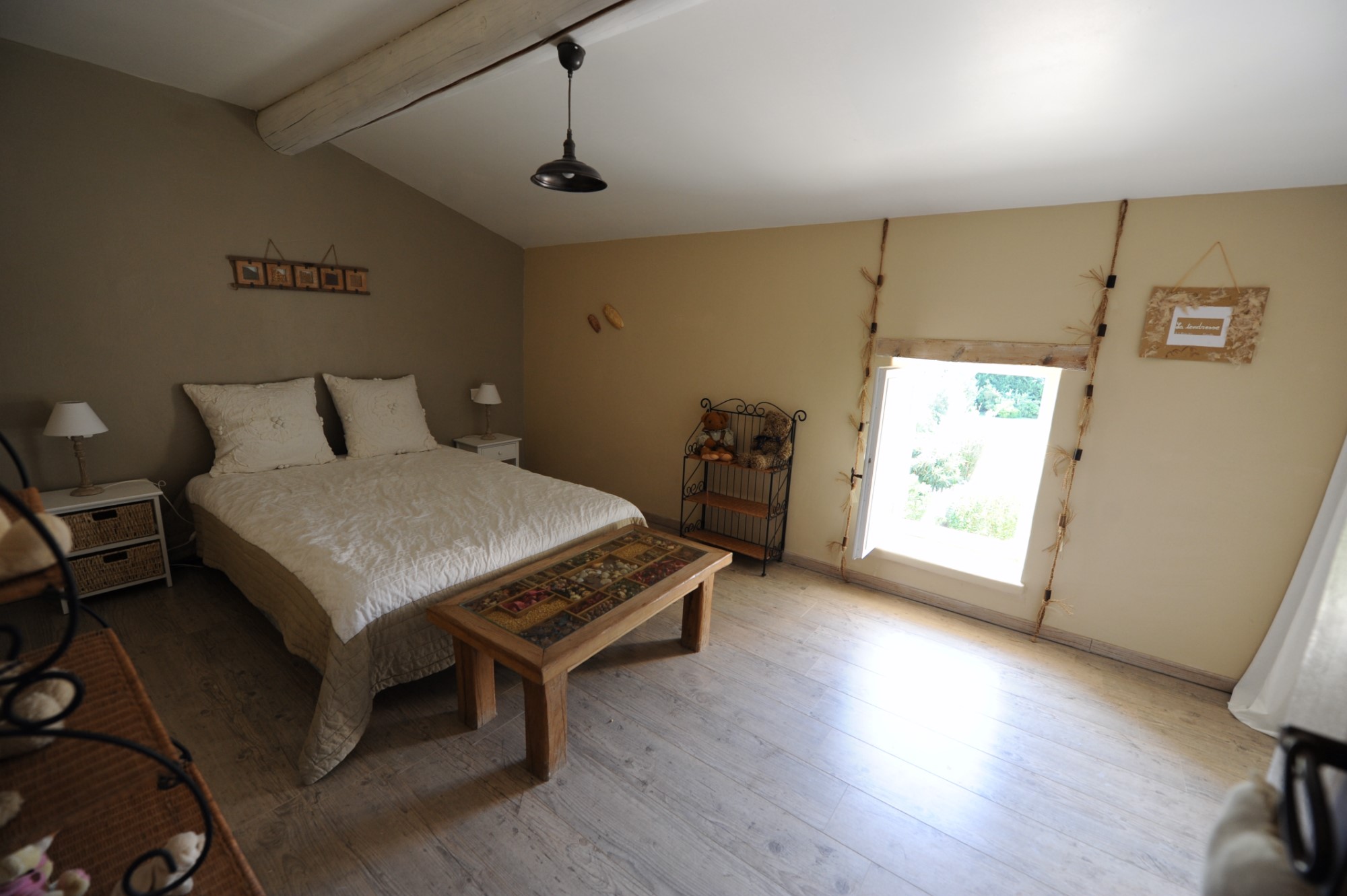 Aux portes du Luberon, partie de mas sur grand terrain à vendre    