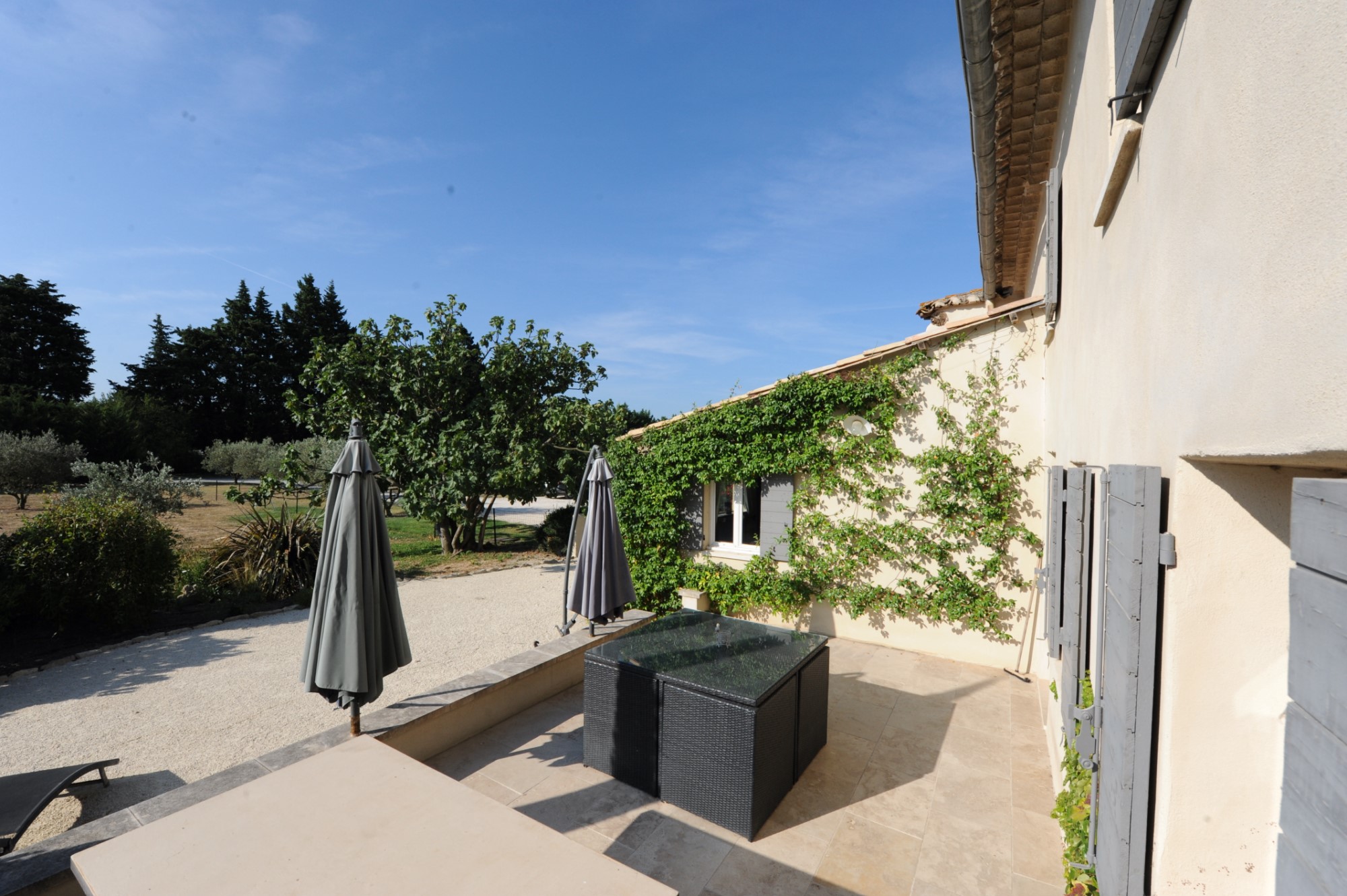 Aux portes du Luberon, partie de mas sur grand terrain à vendre    