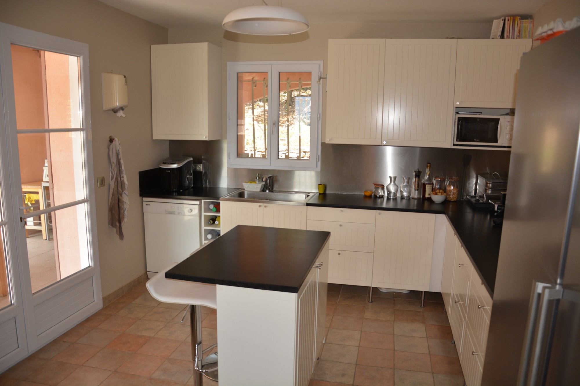 Luberon, belle villa avec piscine sur plus de 3 000 m² de terrain   