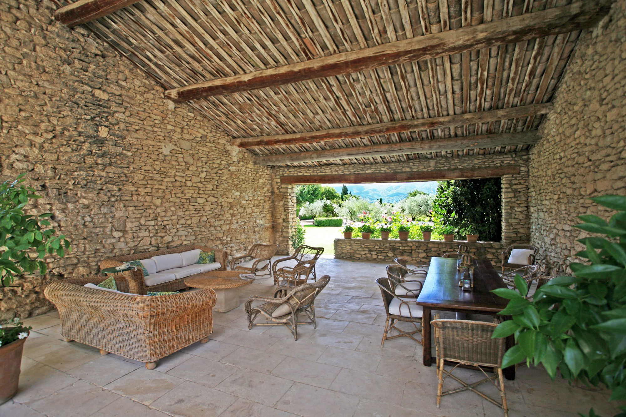 Luberon - Propriété avec piscine et tennis   