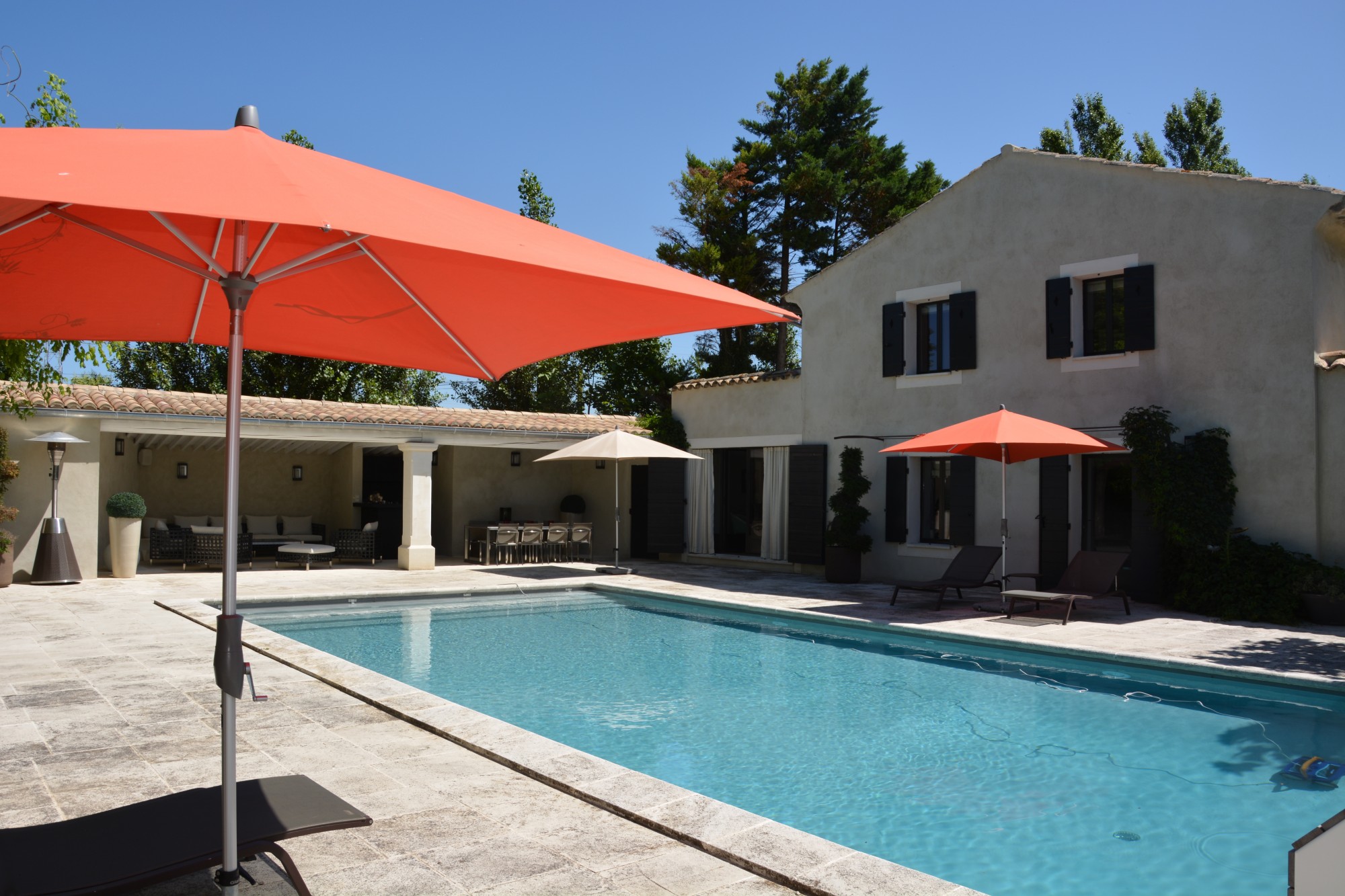 A vendre dans les Alpilles, entre St-Rémy-de-Provence et Avignon, mas rénové avec soin    