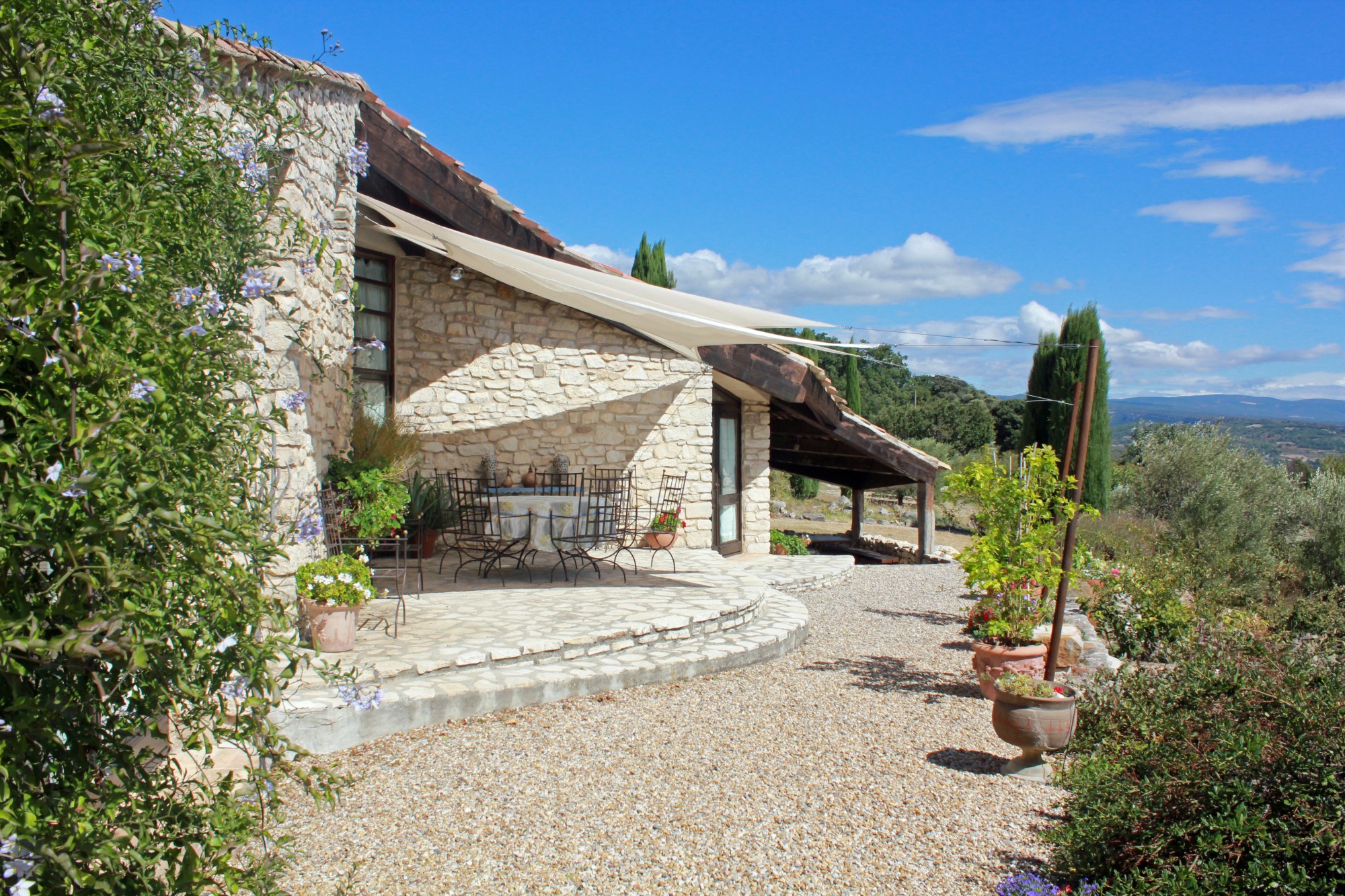 Maison contemporaine à vendre à Gordes avec vues remarquables   