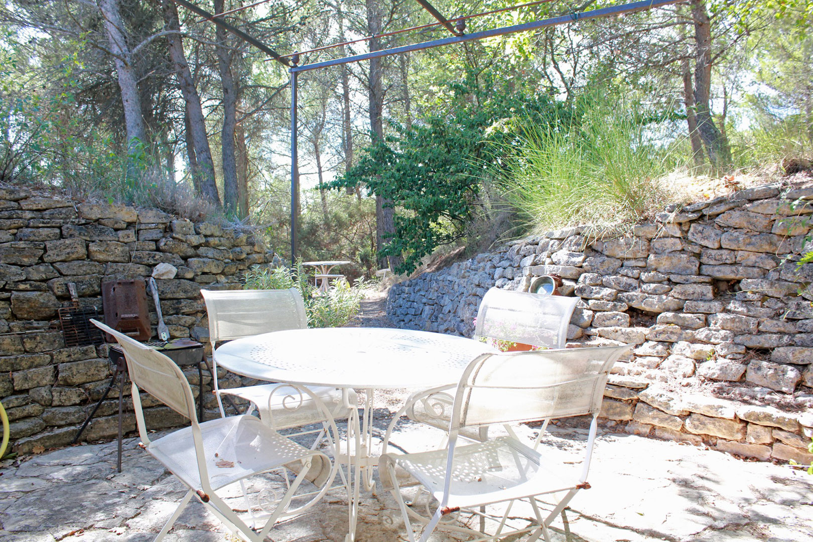 Maison contemporaine à vendre à Gordes avec vues remarquables   