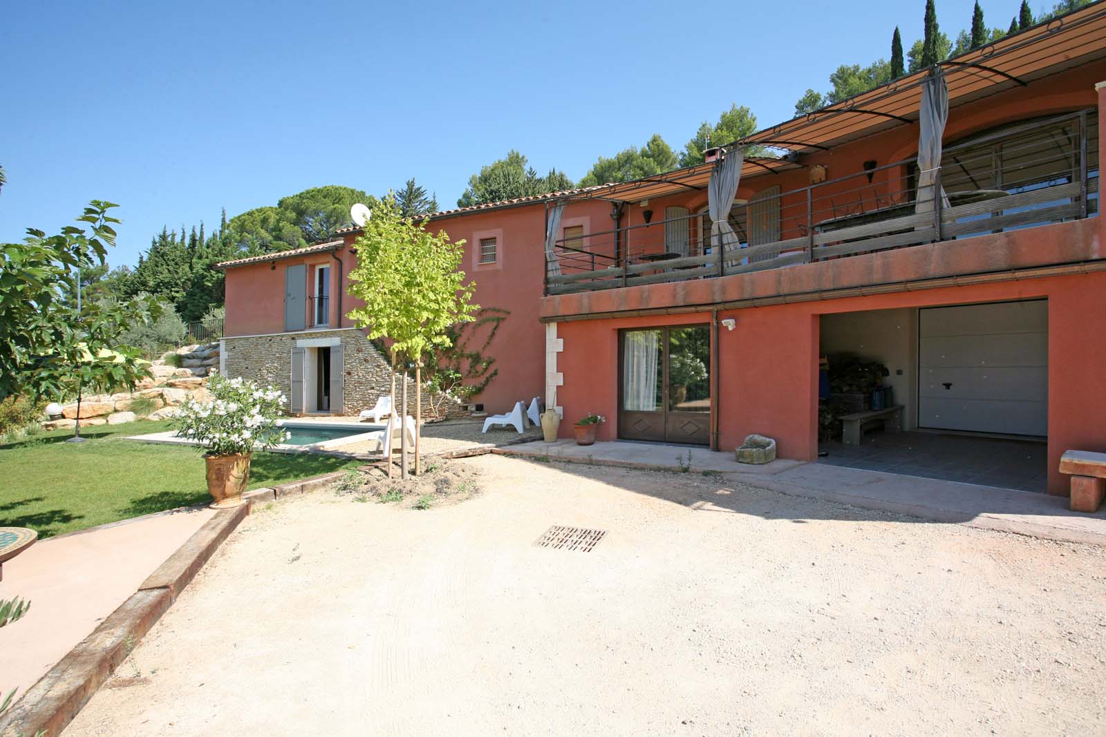 En bordure d’un village prisé du Luberon, maison avec piscine à vendre  