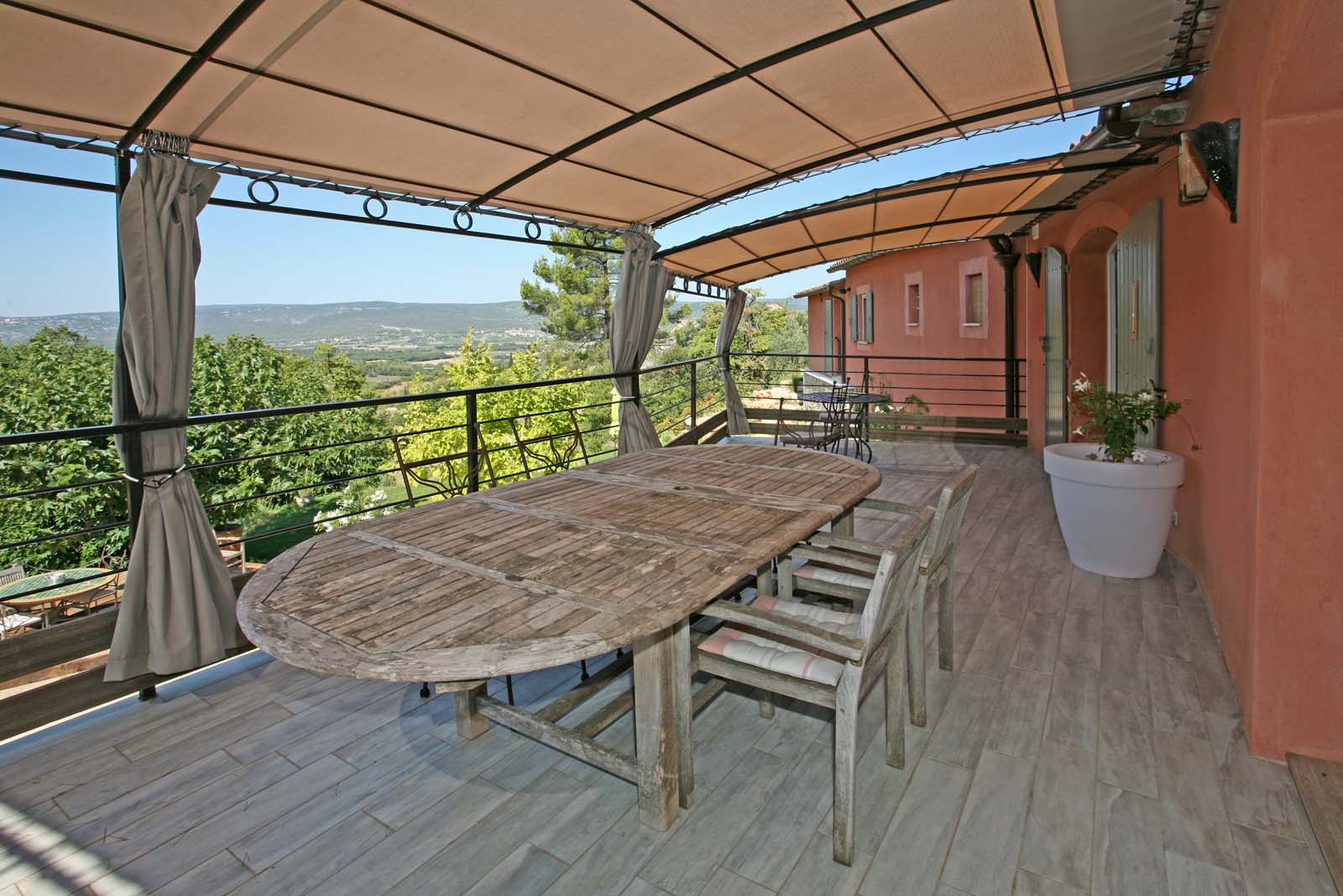 En bordure d’un village prisé du Luberon, maison avec piscine à vendre  