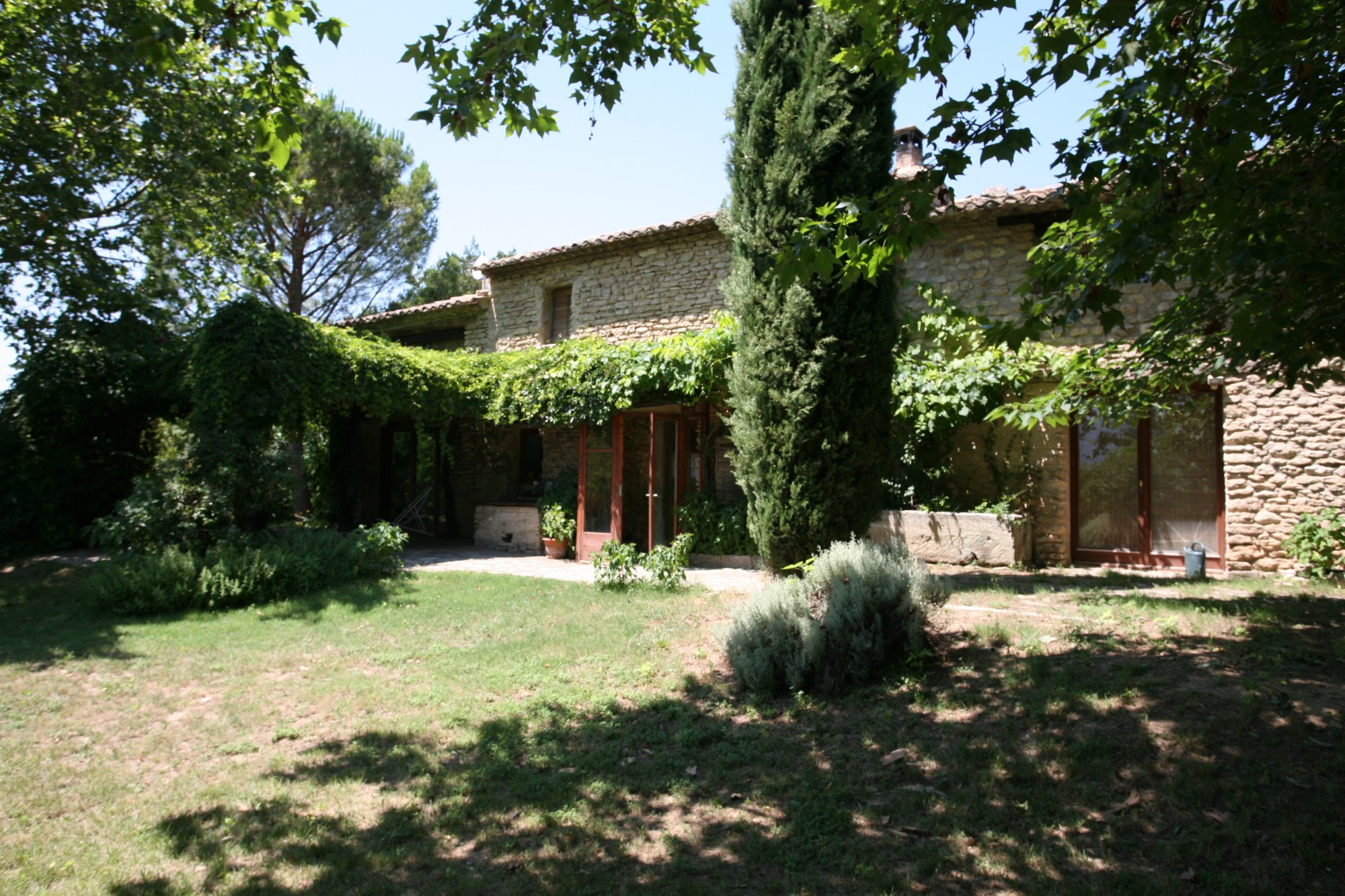 Mazet provençal à rénover avec vues sur le Luberon