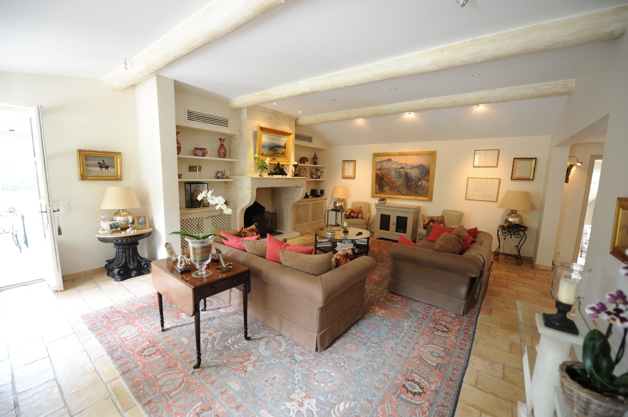 Rare propriété d'agrément sur plus de 5 hectares à vendre dans les Alpilles   