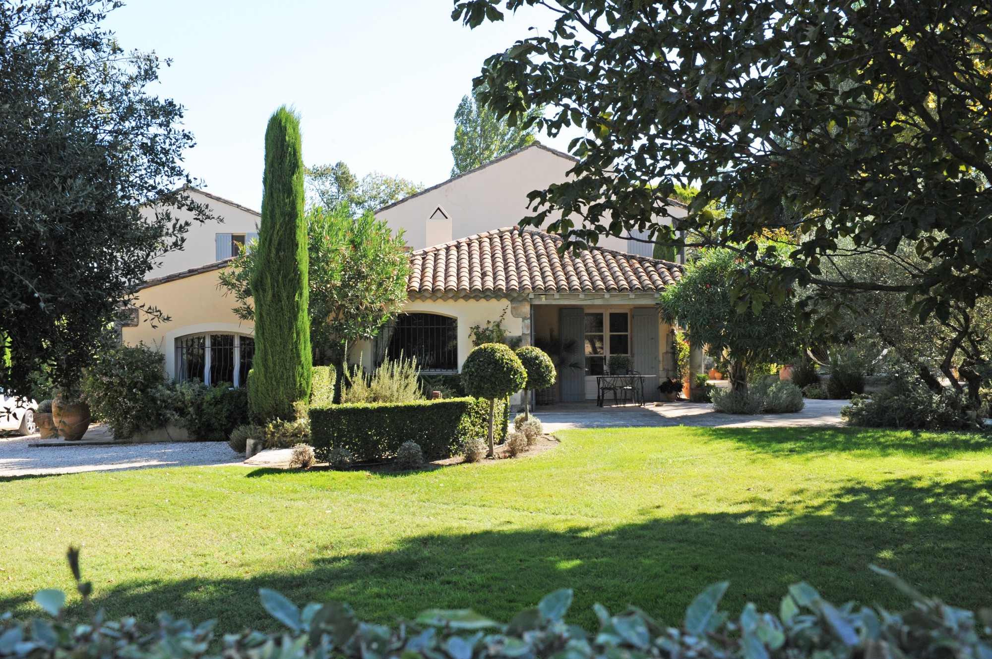 Rare propriété d'agrément sur plus de 5 hectares à vendre dans les Alpilles   