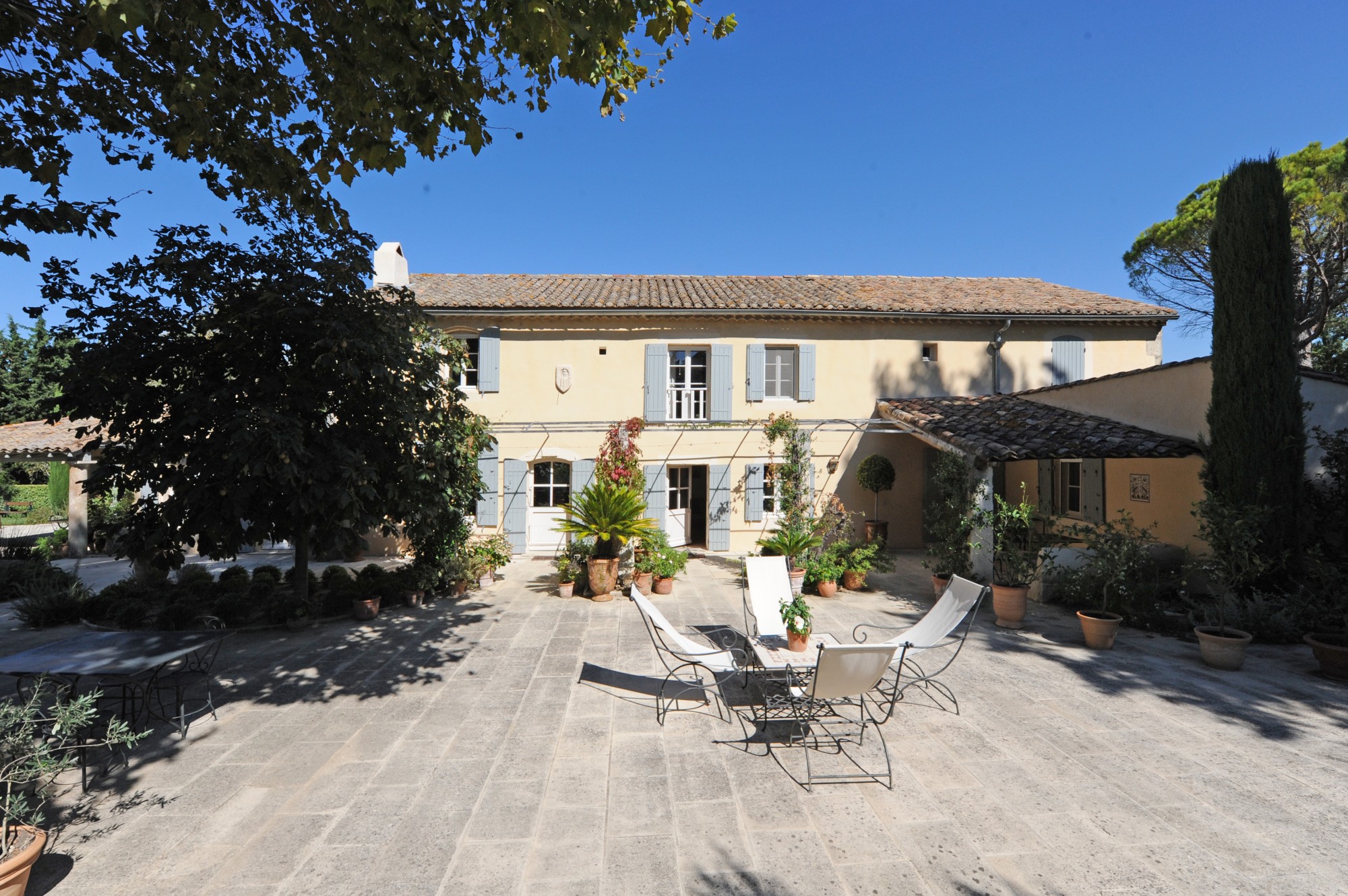 Rare propriété d'agrément sur plus de 5 hectares à vendre dans les Alpilles   