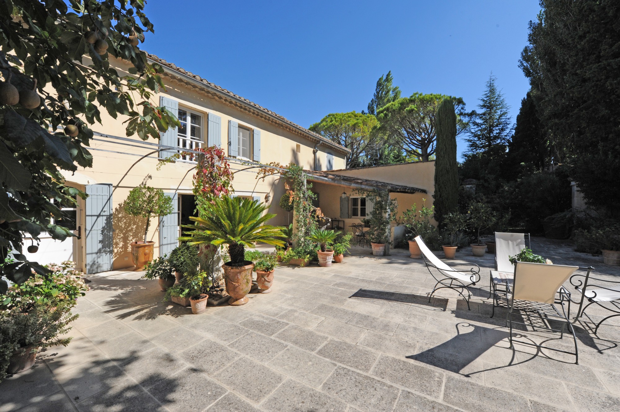 Rare propriété d'agrément sur plus de 5 hectares à vendre dans les Alpilles   