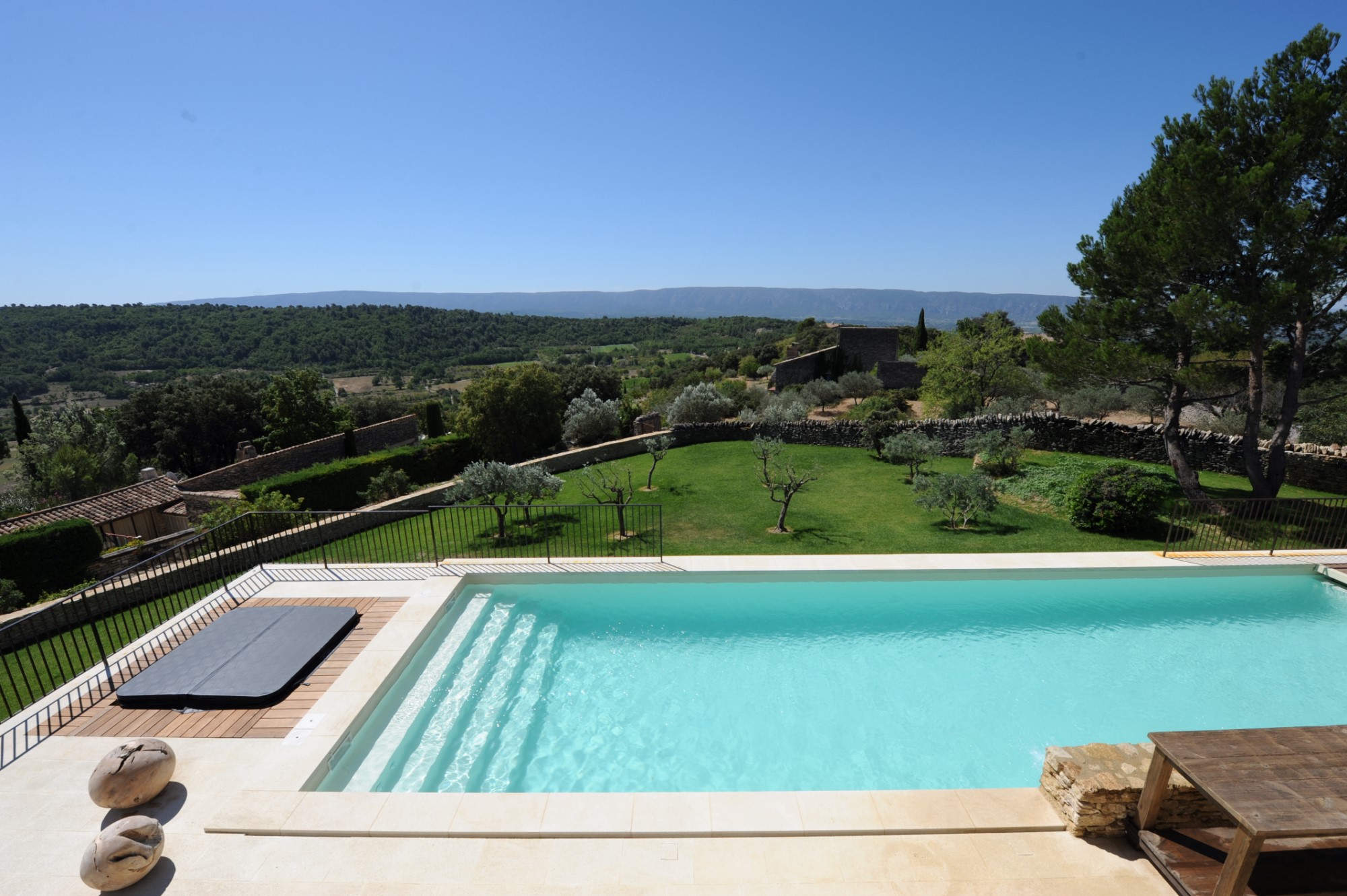 Maison rénovée avec piscine à vendre à Gordes