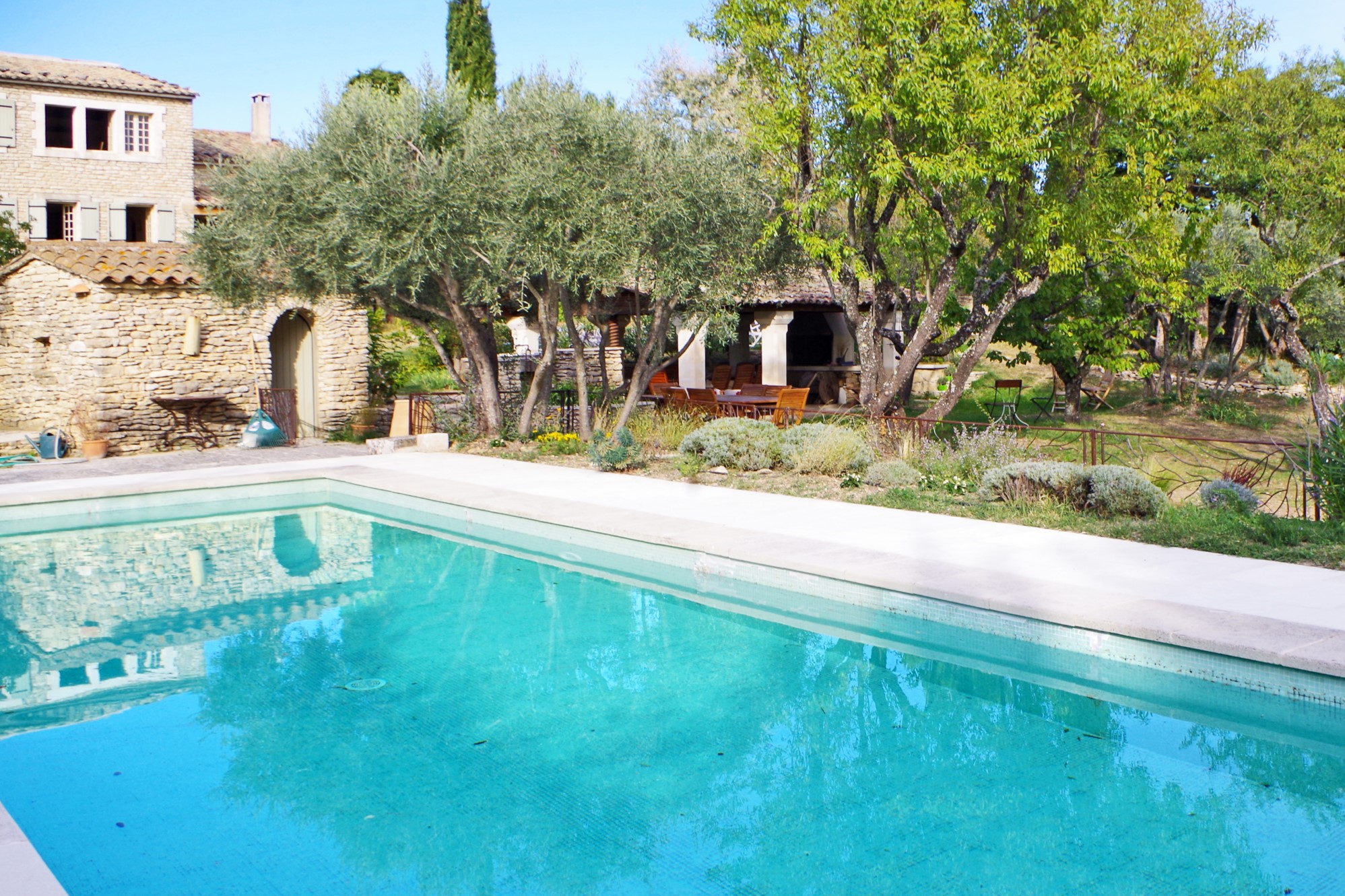 Propriété en pierre avec vue et piscine à vendre en Provence