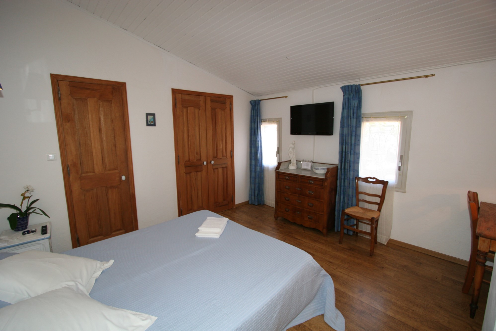 A vendre à Venasque, ferme spacieuse avec gîtes et chambres d'hôtes   