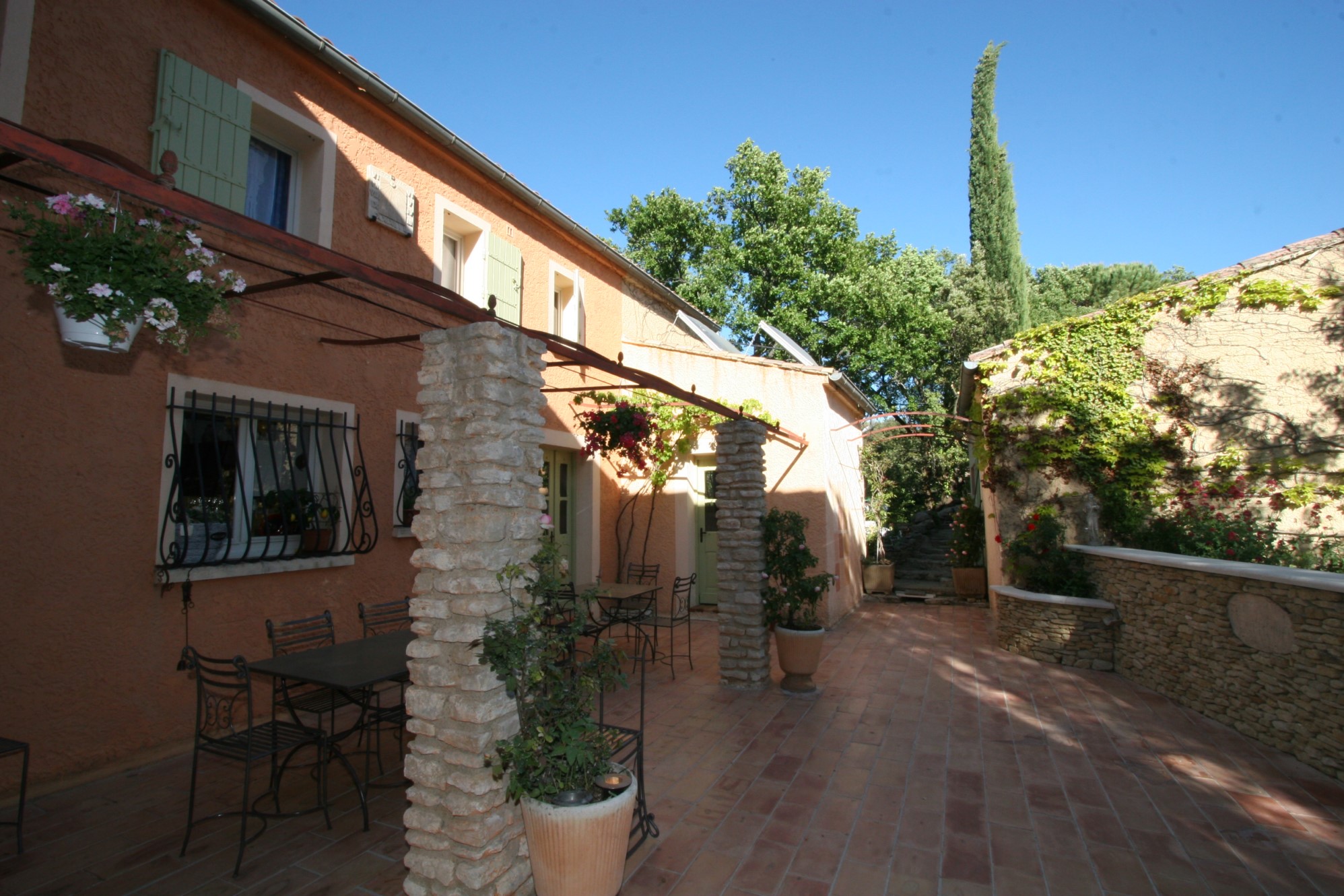 Ferme rénovée avec gîte à vendre en Provence