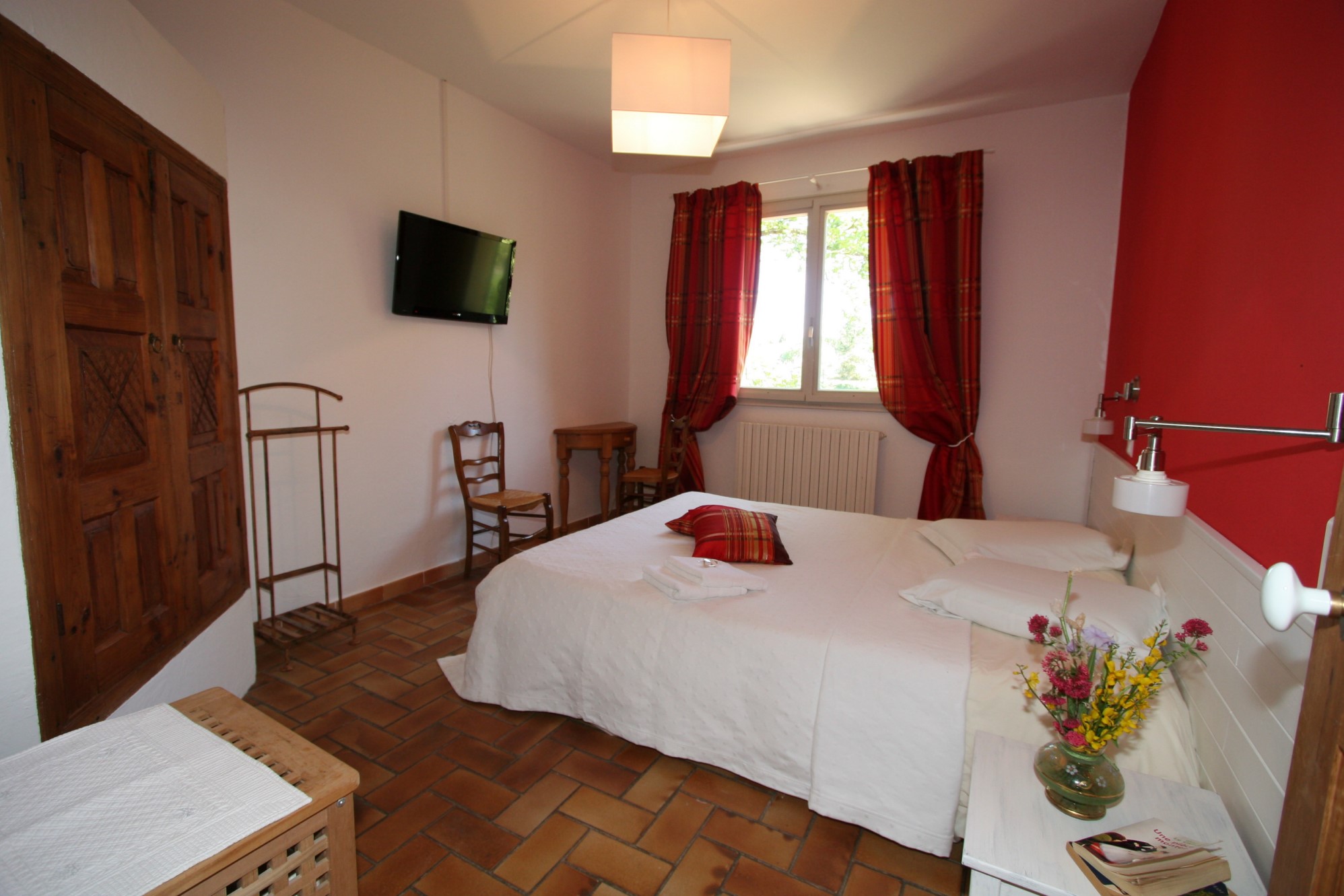 A vendre à Venasque, ferme spacieuse avec gîtes et chambres d'hôtes   