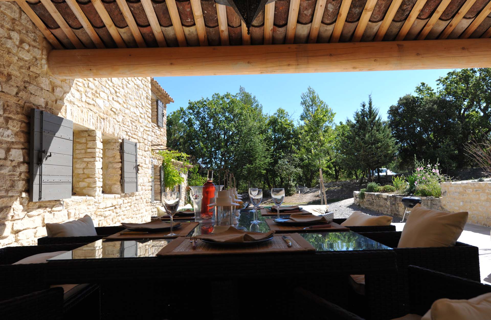 Vue depuis l'auvent vers la maison, un paradis en Luberon
