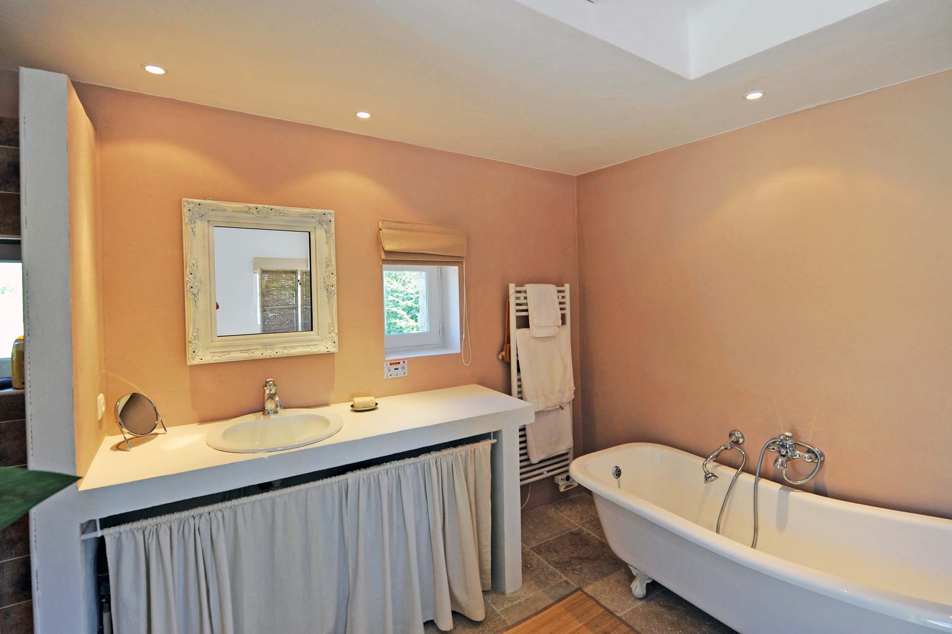 Dans un environnement naturel, maison de charme avec piscine à vendre   