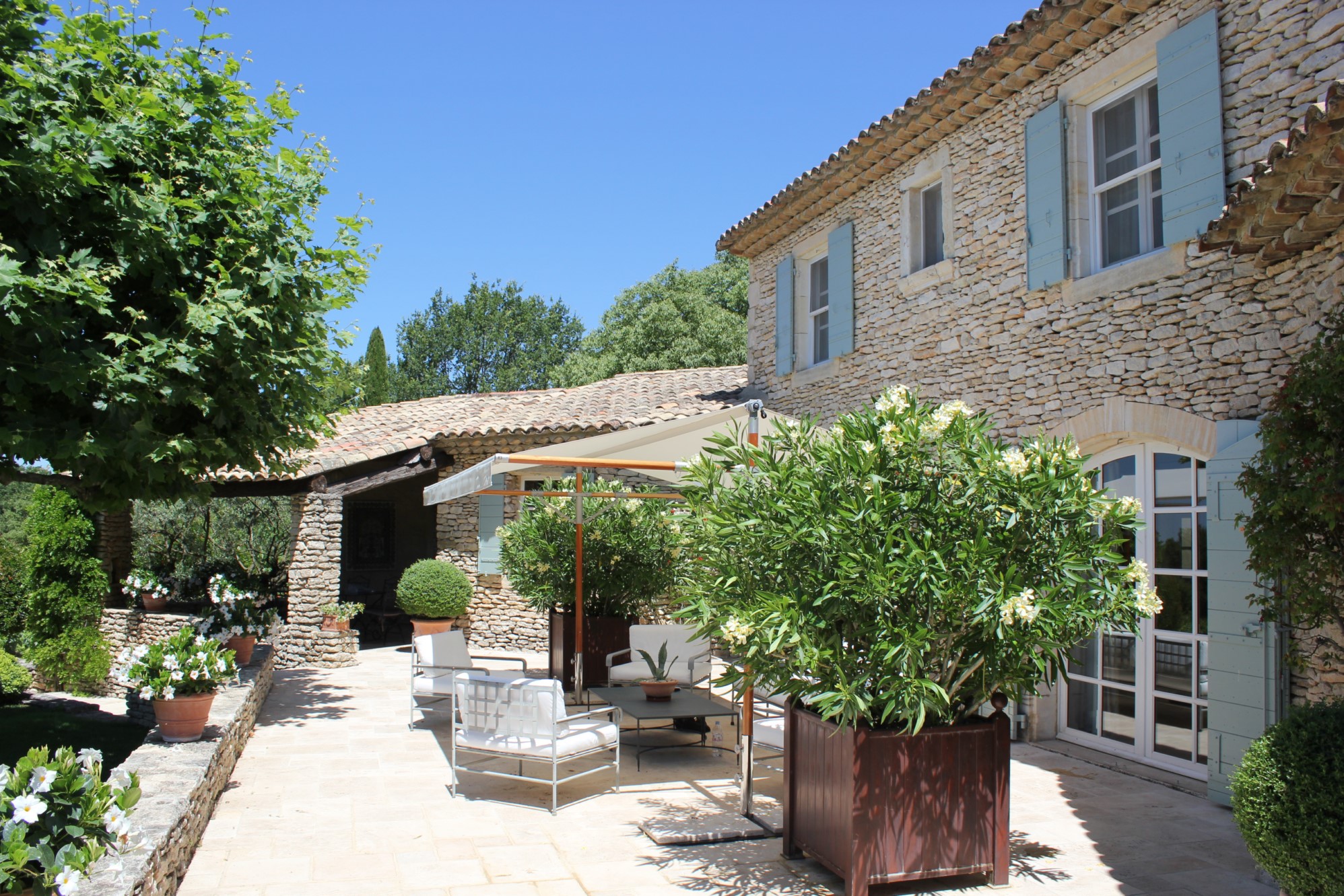 A vendre, superbe mas et dépendances face au Luberon   