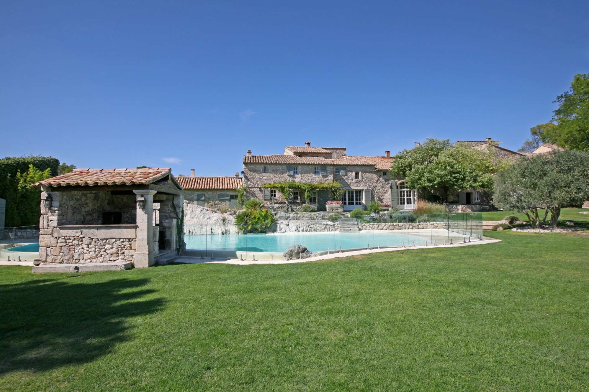 Chambres d'hôtes et restaurant avec piscine à vendre dans les Alpilles