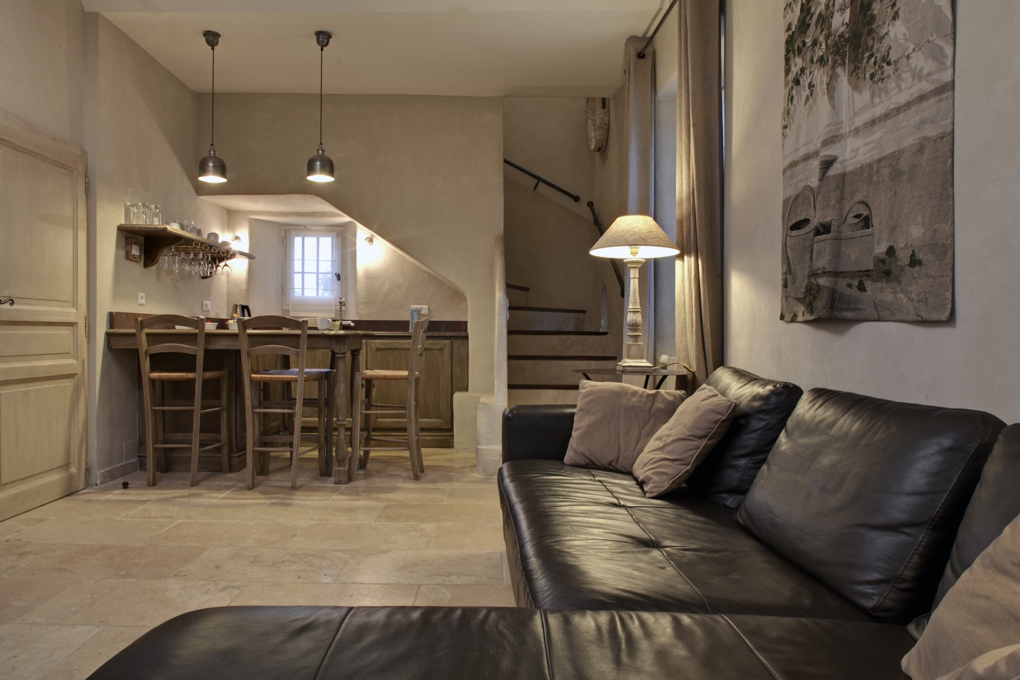 BIEN VENDU - A vendre dans les Alpilles, chambres d'hôtes et restaurant dans mas ancien sur 23 ha.