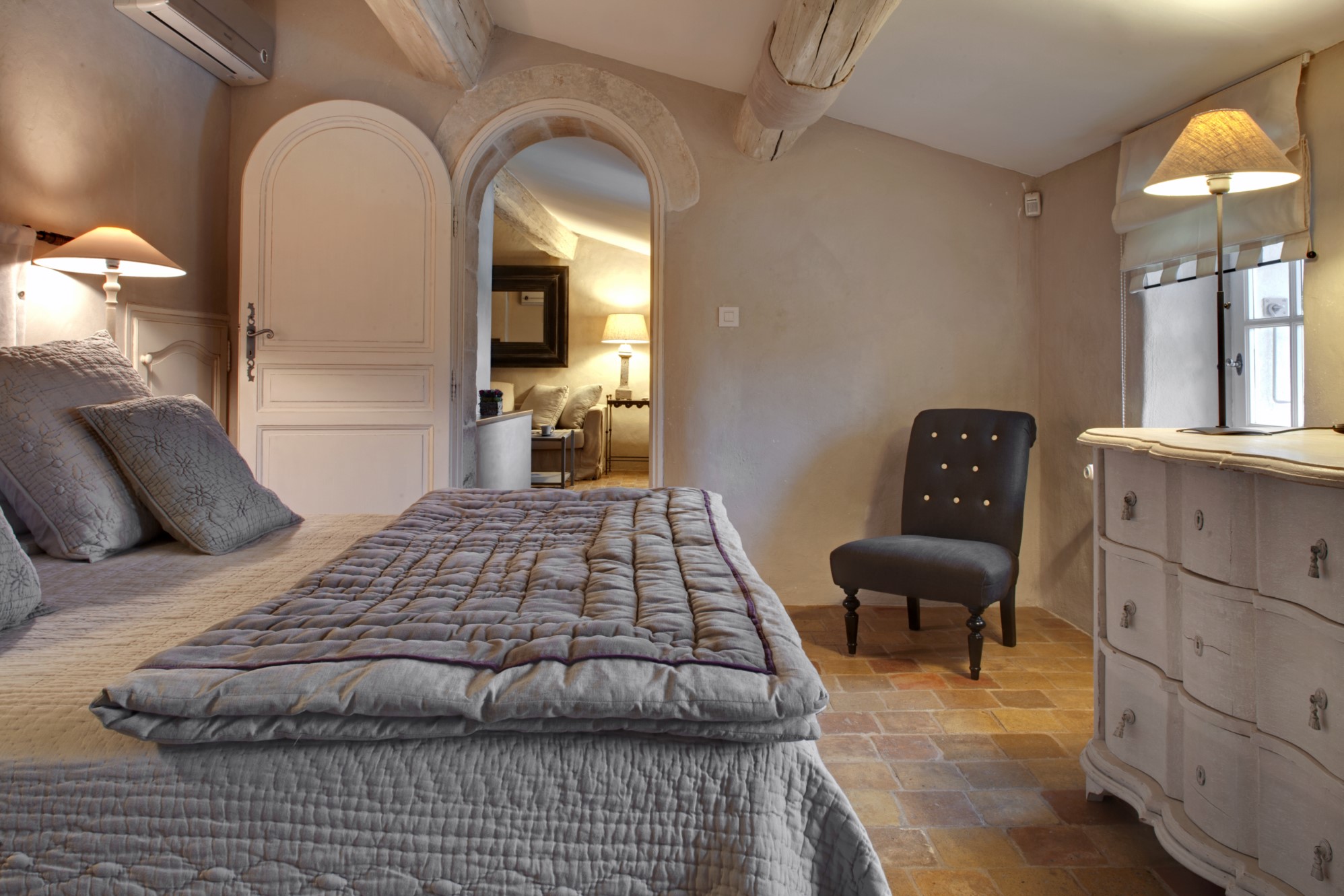 BIEN VENDU - A vendre dans les Alpilles, chambres d'hôtes et restaurant dans mas ancien sur 23 ha.